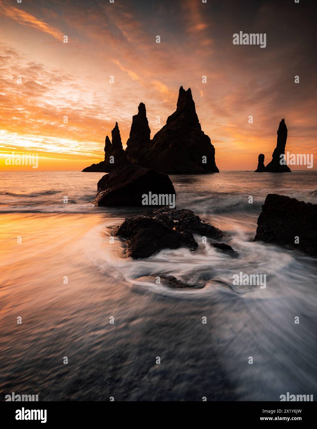 Pinacles rocheux au lever du soleil sur Black Sand Beach, Islande Banque D'Images