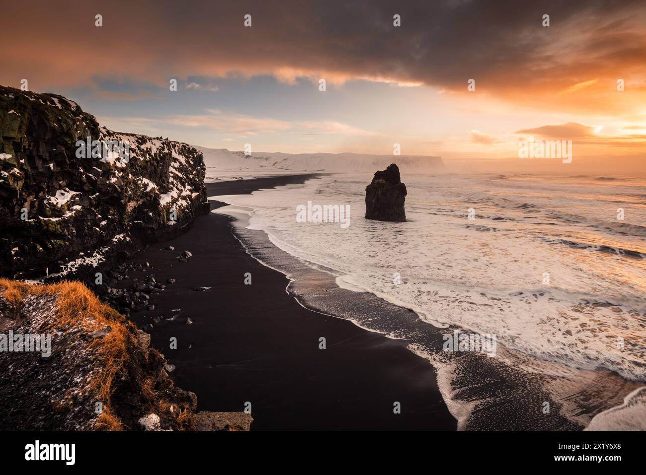 Plage de Reynisfjara au lever du soleil, Islande Banque D'Images