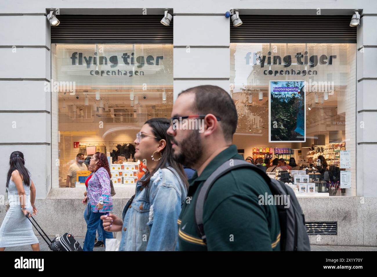 Les gens passent devant la chaîne de cadeaux danoise, Flying Tiger Copenhagen, magasin en Espagne. Banque D'Images