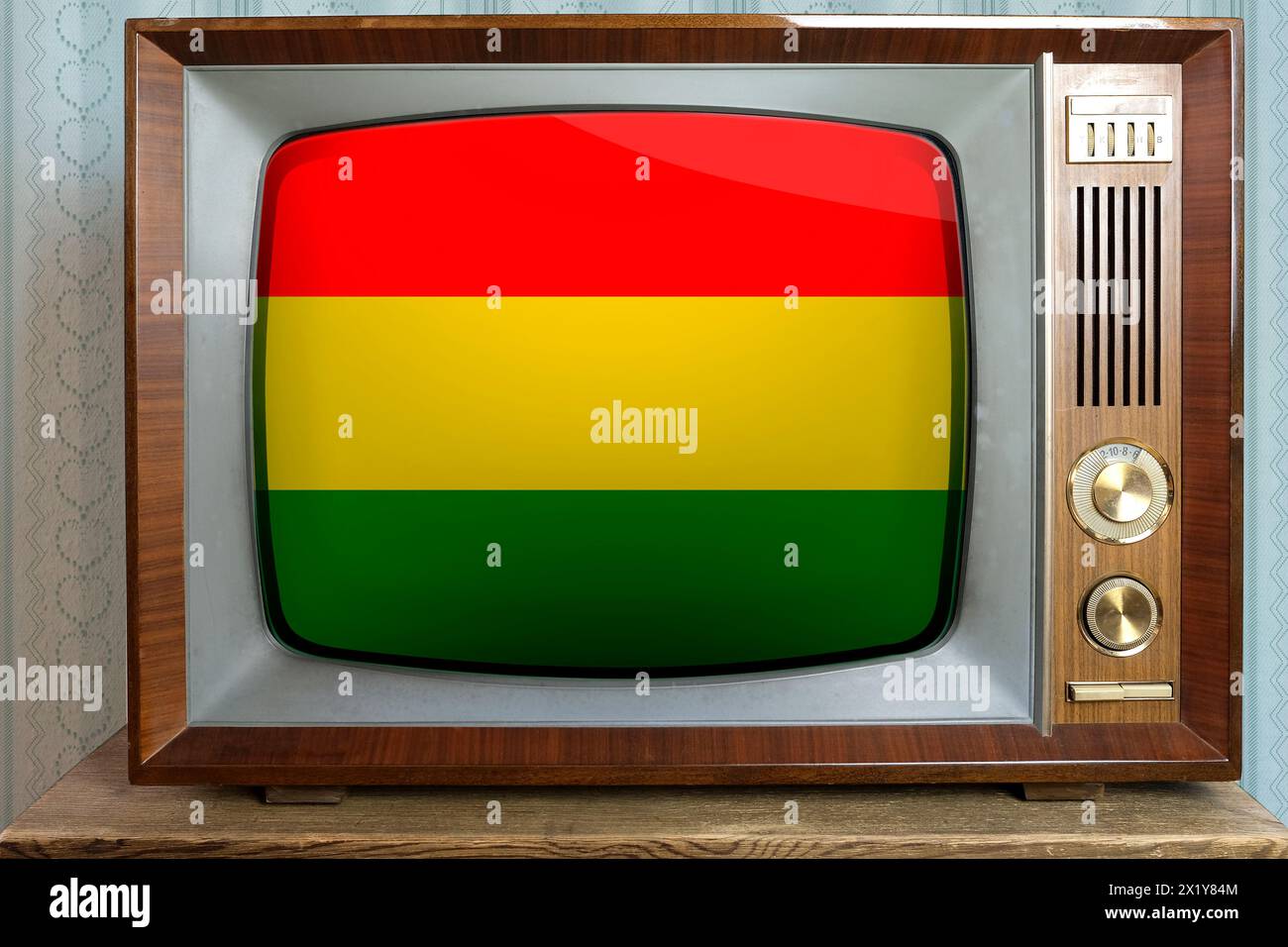 vieux tube vintage tv avec le drapeau national de la bolivie à l'écran, télévision valeurs éternelles ​​concept, commerce mondial mondial, politique, rétro technologie Banque D'Images