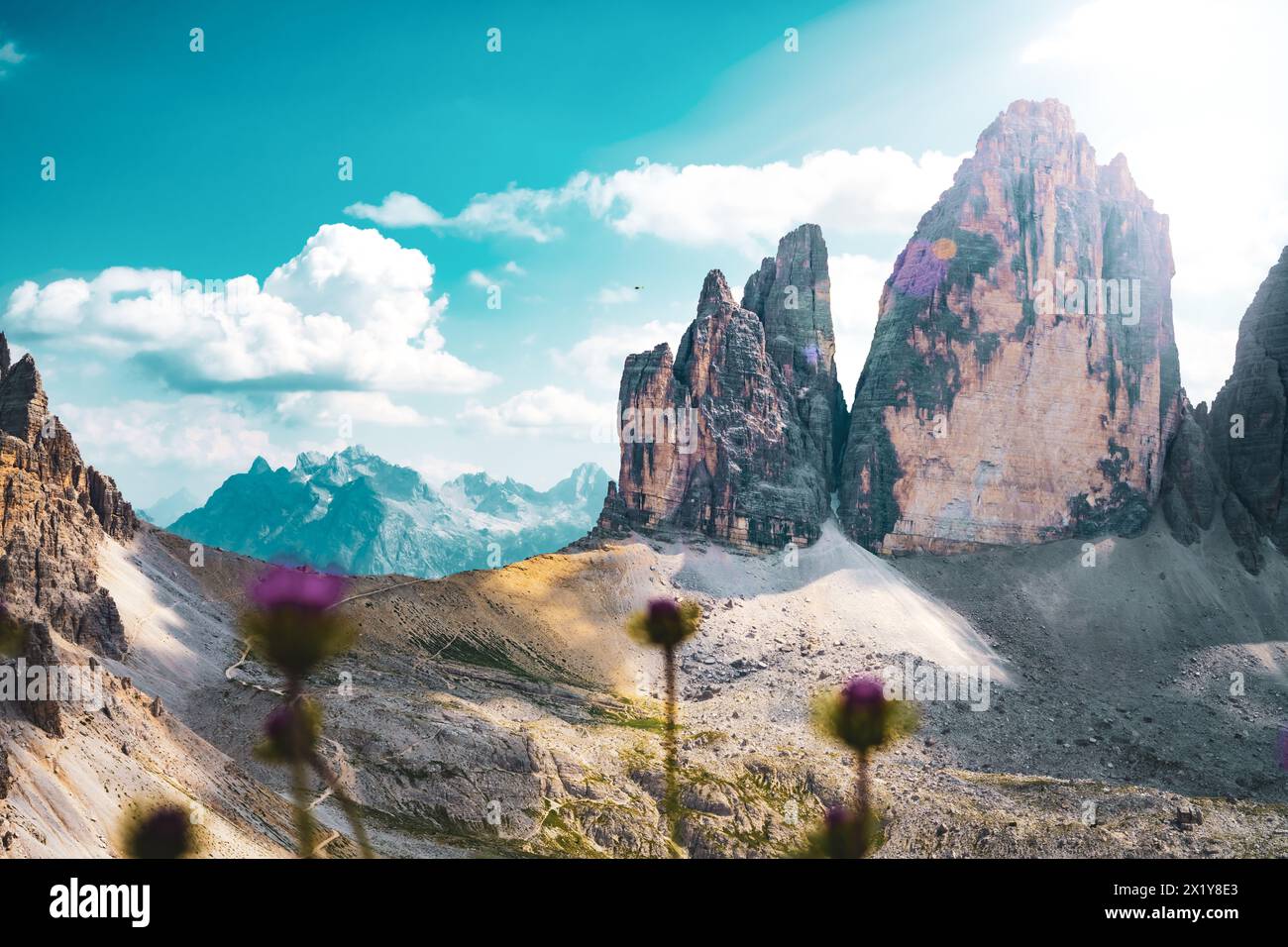 Description : Helecopter revient de la mission de sauvetage à Tre Cime. Tre Cime, Dolomites, Tyrol du Sud, Italie, Europe. Banque D'Images