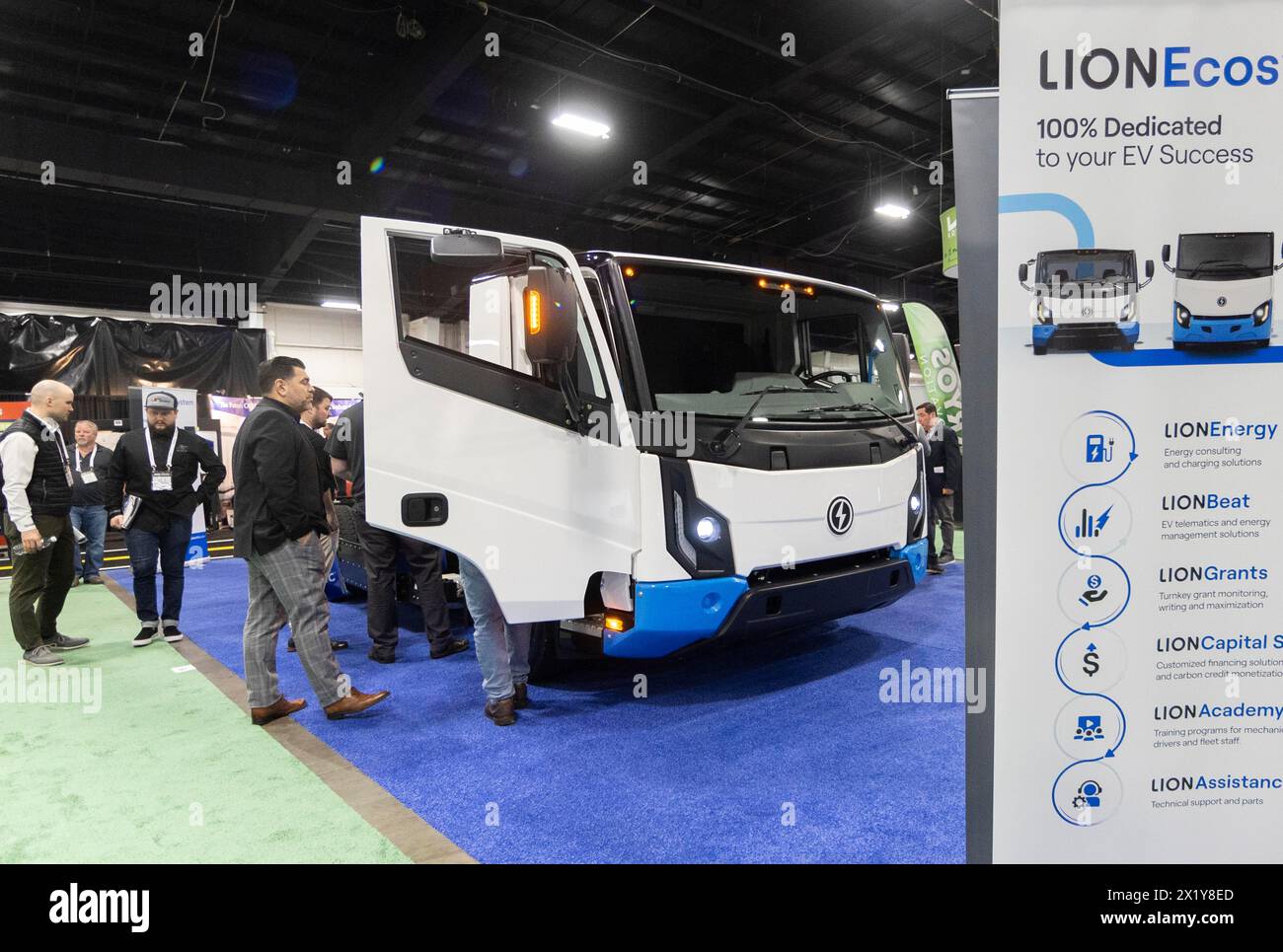 Mississauga, Canada. 18 avril 2024. Les gens regardent un camion électrique Lion 5 lors du salon Truck World 2024 à Mississauga, dans la région du Grand Toronto, Canada, le 18 avril 2024. Offrant une gamme variée de produits et de services, le salon professionnel annuel se tient ici du 18 au 20 avril avec plus de 350 exposants. Crédit : Zou Zheng/Xinhua/Alamy Live News Banque D'Images