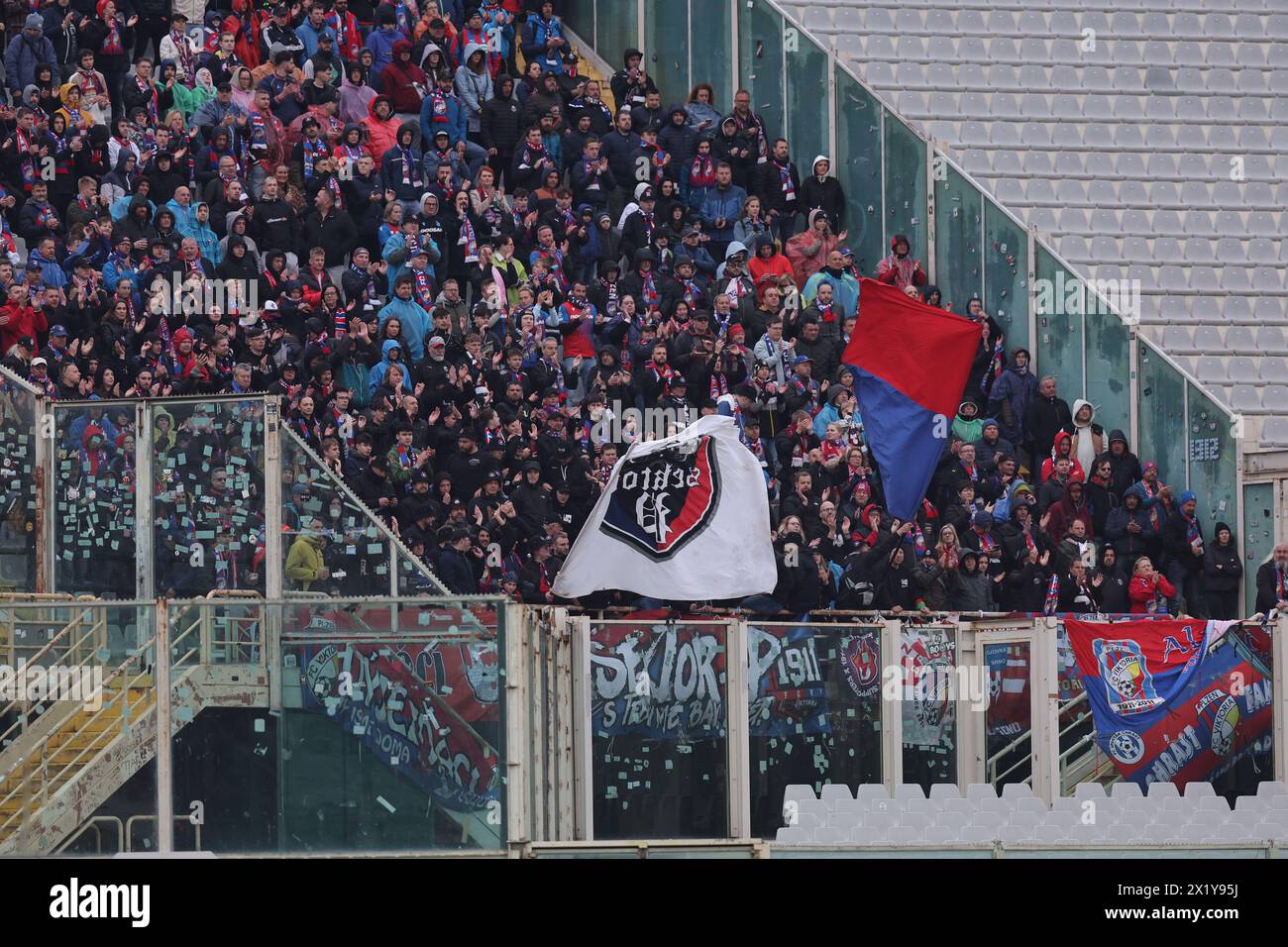 Les supporters (Viktoria Plzen) lors du match de Ligue des conférences de l'UEFA opposant Fiorentina 2-0 d.t.s. Viktoria Plzen au stade Artemio franchi le 18 avril 2024 à Florence, Italie. Crédit : Maurizio Borsari/AFLO/Alamy Live News Banque D'Images