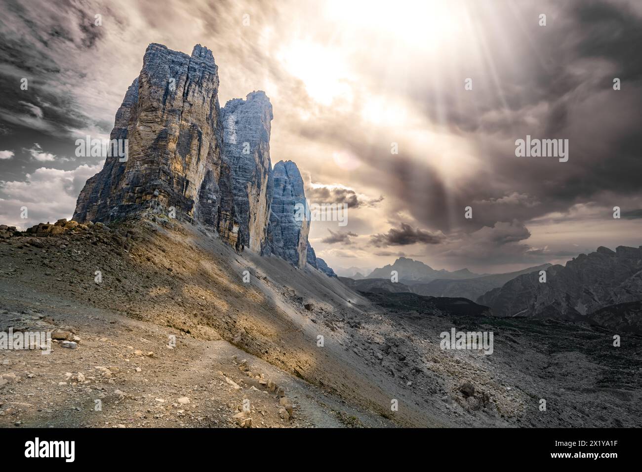 Description : vue panoramique sur Tre Cime dans la soirée. Tre Cime, Dolomites, Tyrol du Sud, Italie, Europe. Banque D'Images