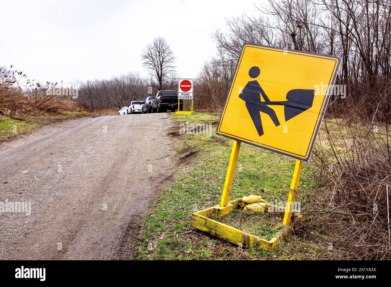 Panneau de construction de travaux routiers sur le sentier public Banque D'Images