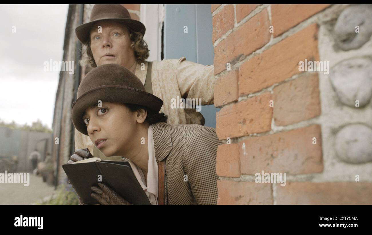 DATE DE SORTIE : 5 avril 2024. TITRE : Wicked Little Letters. STUDIO : StudioCanal. RÉALISATEUR : Thea Sharrock. INTRIGUE : lorsque les habitants de Littlehampton, y compris la conservatrice Edith locale, commencent à recevoir des lettres pleines de profanations hilarantes, la migrante irlandaise rowdy Rose est accusée du crime. Soupçonnant que quelque chose ne va pas, les femmes de la ville enquêtent. EN VEDETTE : JOANNA SCANLON dans le rôle d'Ann, ANJANA VASAN dans le rôle de Gladys Moss. (Crédit image : © StudioCanal/Entertainment Pictures/ZUMAPRESS.com) USAGE ÉDITORIAL SEULEMENT! Non destiné à UN USAGE commercial ! Banque D'Images