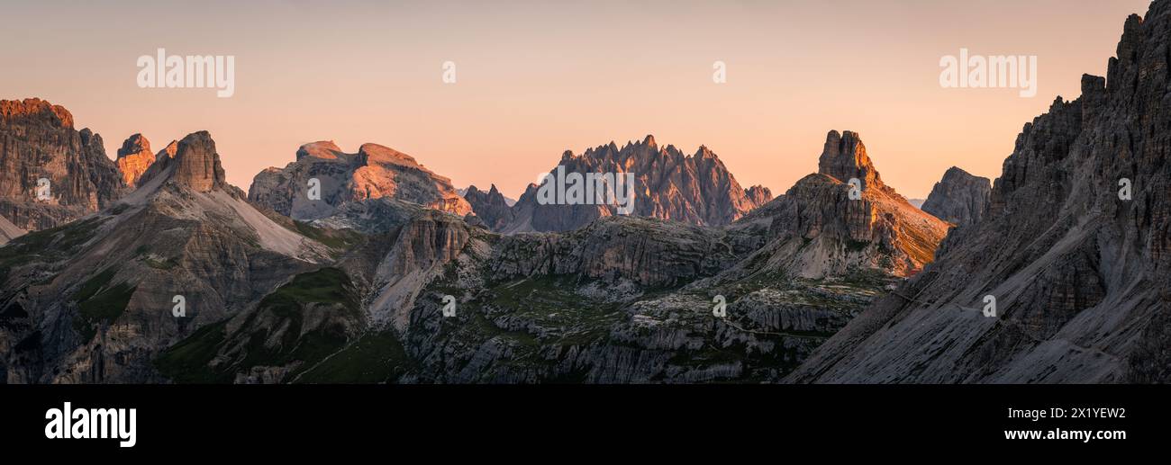 Panorama de montagne Drei Zinnen, Dolomites, Tyrol du Sud, Italie Banque D'Images