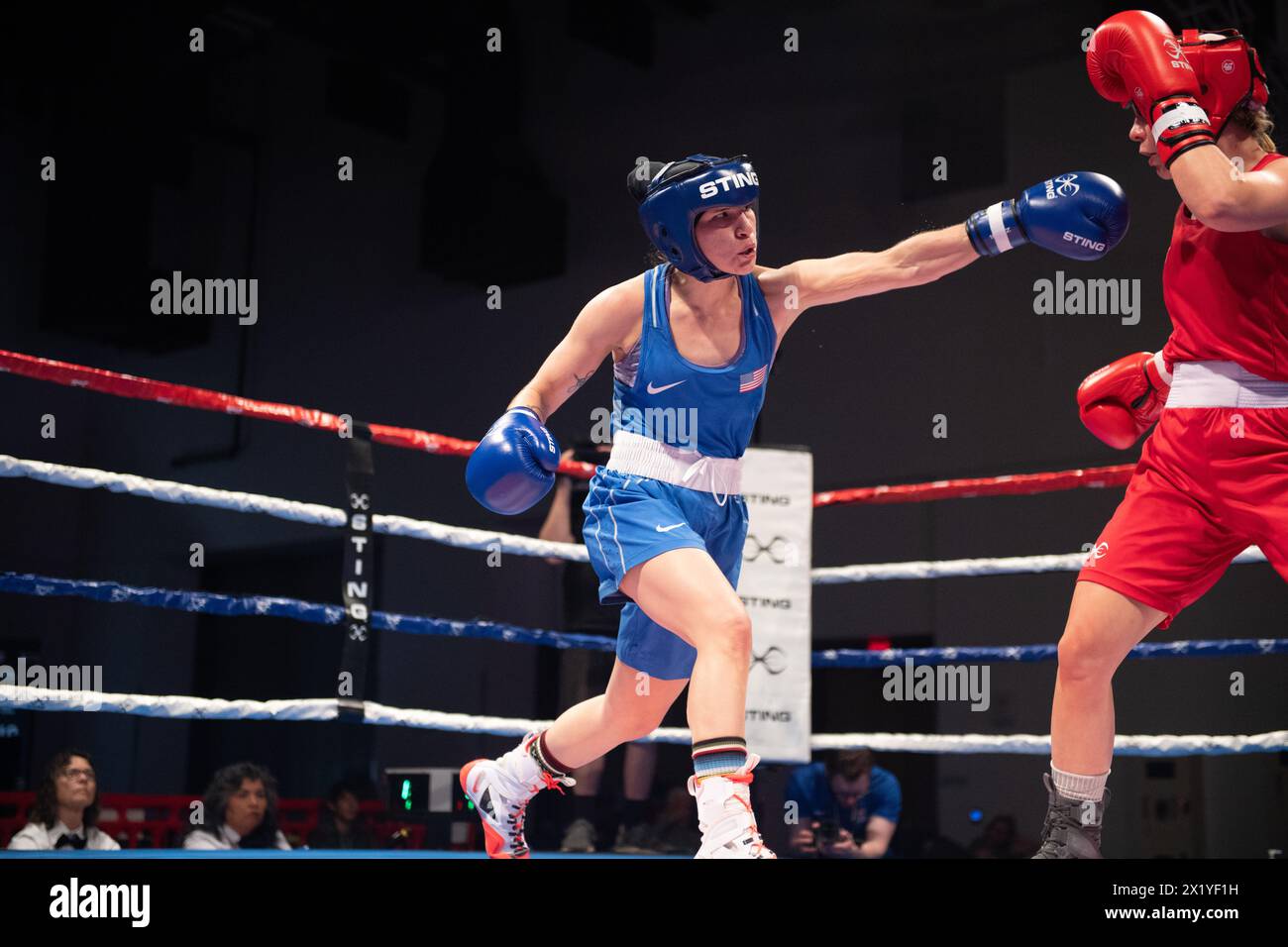 Pueblo, Colorado, États-Unis. 18 avril 2024. Jennifer Lozano, des États-Unis (Bleu), bat Demie-Jade Resztan, de Grande-Bretagne (Rouge), dans un match féminin de deuxième tour de 50 kg. Crédit : Casey B. Gibson/Alamy Live News Banque D'Images