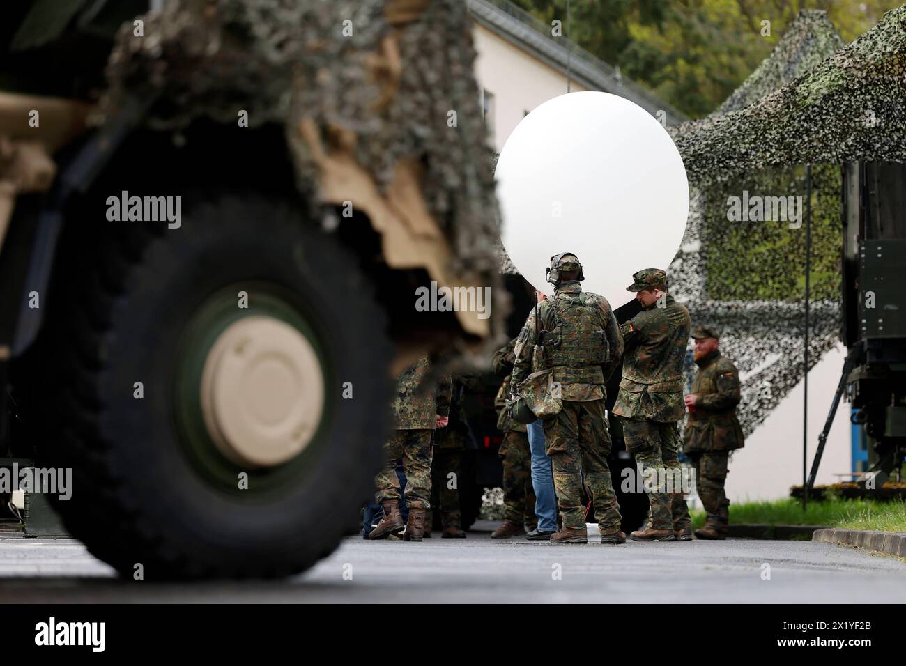 Soldaten, die mit Heliumballons Flugblätter verteilen sollen, beim Besuch von