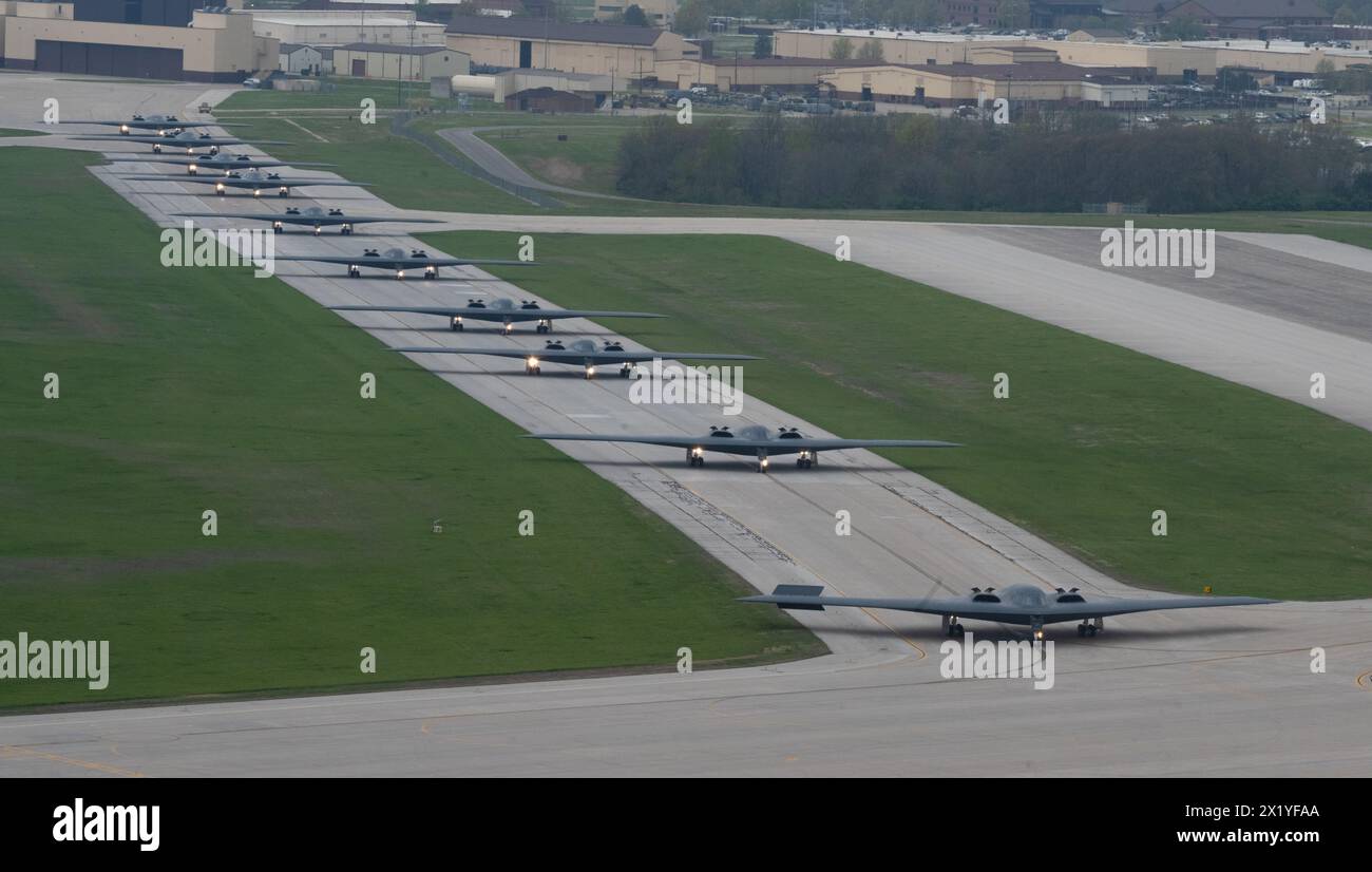 Knob Noster, États-Unis. 15 avril 2024. Plusieurs bombardiers stratégiques furtifs B-2 Spirit de l'US Air Force, affectés à la 509th Bomb Wing, se rendent sur la piste lors de l'exercice Spirit vigilance à Whiteman Air Force base, le 15 avril 2024 à Knob Noster, Missouri. Crédit : A1C Hailey Farrell/U.S. Air Force photo/Alamy Live News Banque D'Images