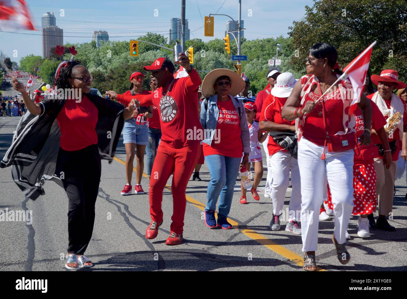 Toronto, Ontario / Canada - 01 juillet 2019 : Groupe de jeunes noirs africains modernes agitant les drapeaux nationaux dans le défilé de la fête du Canada Banque D'Images