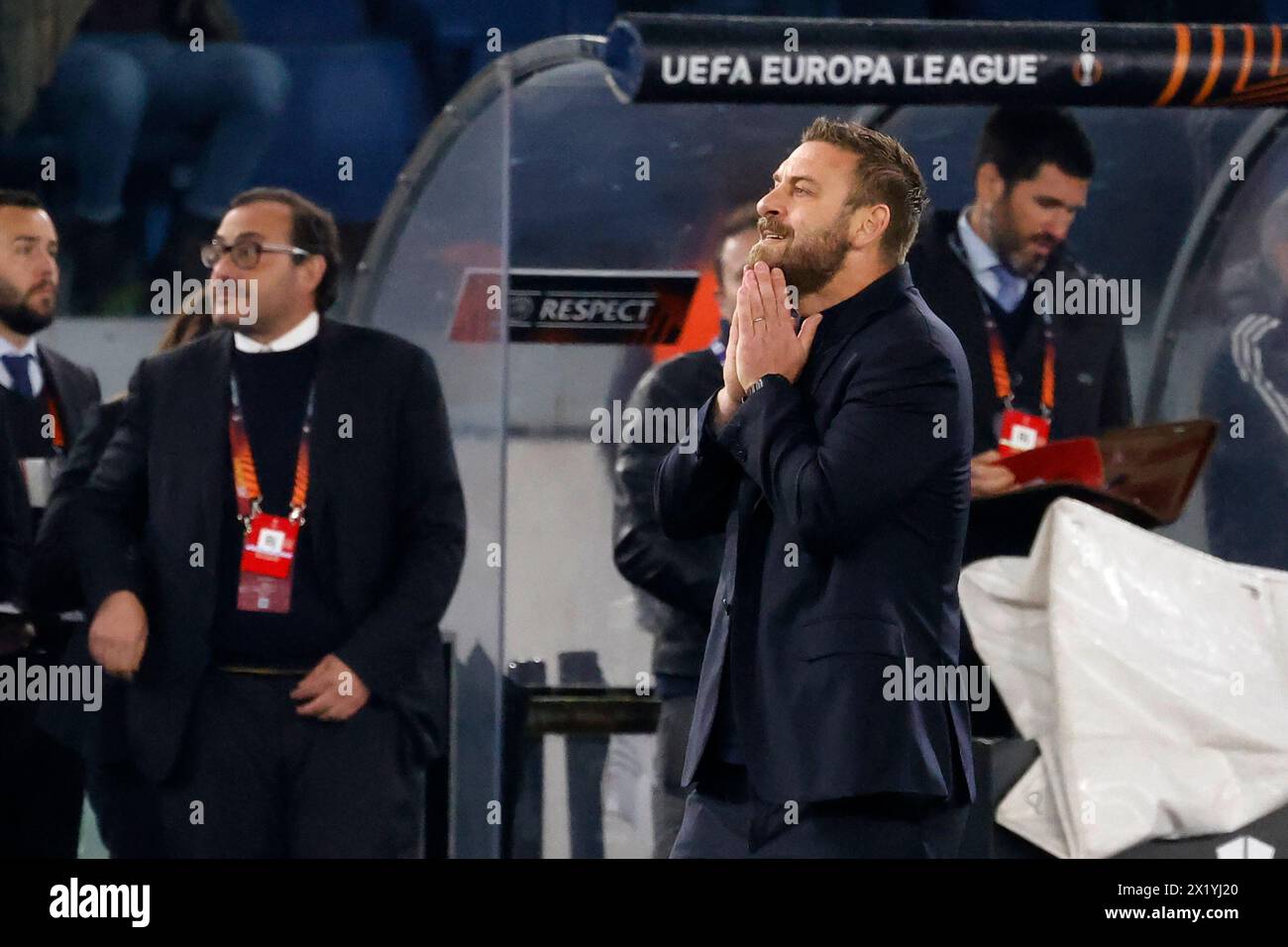 Rome, Italie. 18 avril 2024. Rome, Italie, 18 avril 2024. Daniele de Rossi, entraîneur-chef de l'AS Roma, suit le match lors du match de deuxième manche de l'UEFA Europa League entre Roma et l'AC Milan au stade olympique. Roma a battu l'AC Milan 2-1 (3-1 au total) pour rejoindre les demi-finales. Crédit : Riccardo de Luca - Actualiser les images/Alamy Live News Banque D'Images