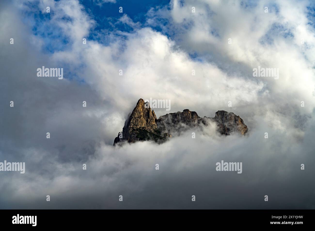 La montagne Schlern dans les nuages, Siusi allo Sciliar, Tyrol du Sud, Italie, Europe Banque D'Images