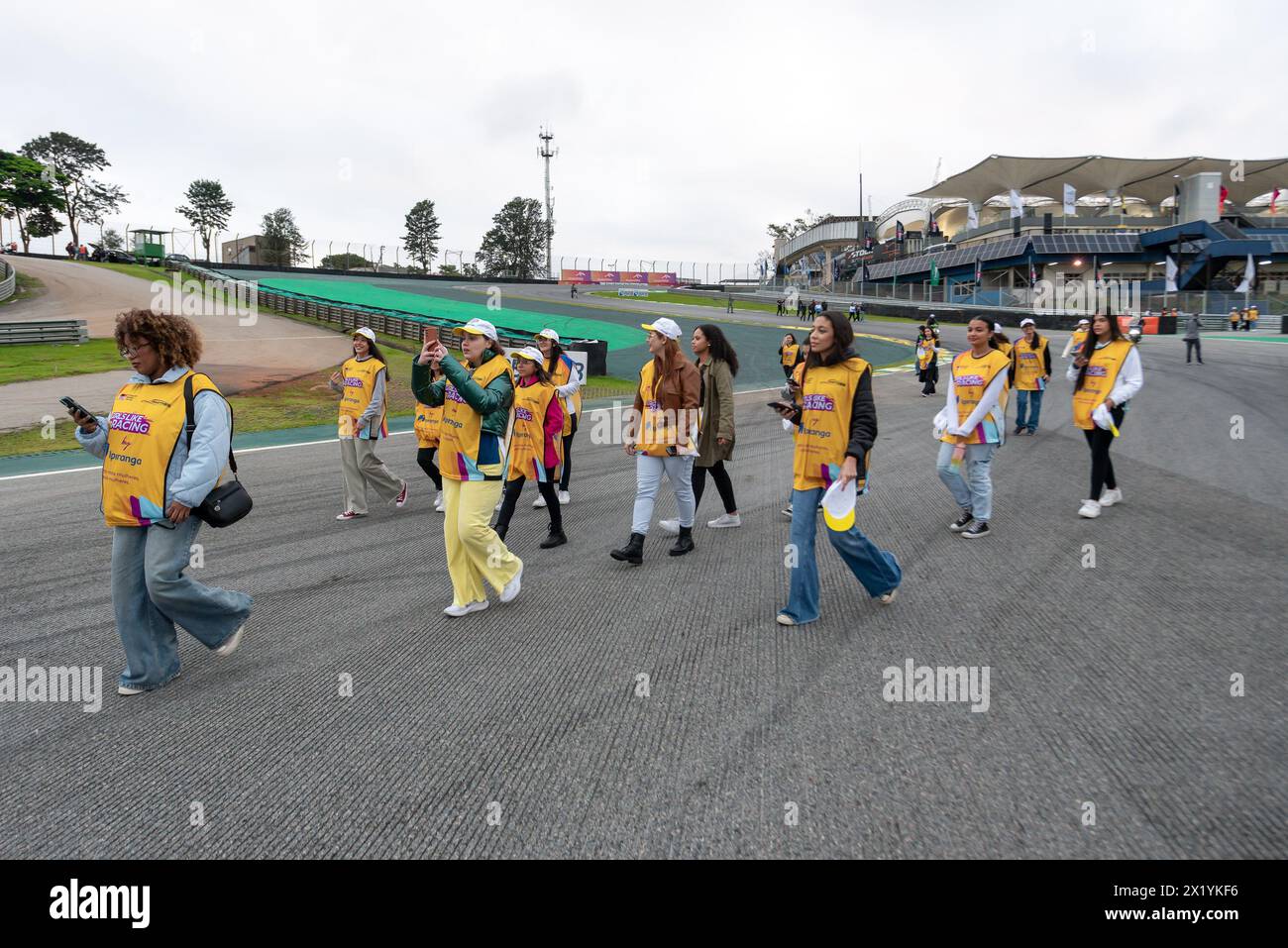 São PAULO, SP - 18.04.2024 : STOCK CAR PRO SERIES ETAPA 3 INTERLAGOS - Girls Like Racing à la Stock car Pro Series Track Walk, le 1er jour de l'étape 3 - GP ArcelorMittal Interlagos, à São Paulo-SP. (Photo : Luis França/Fotoarena) Banque D'Images