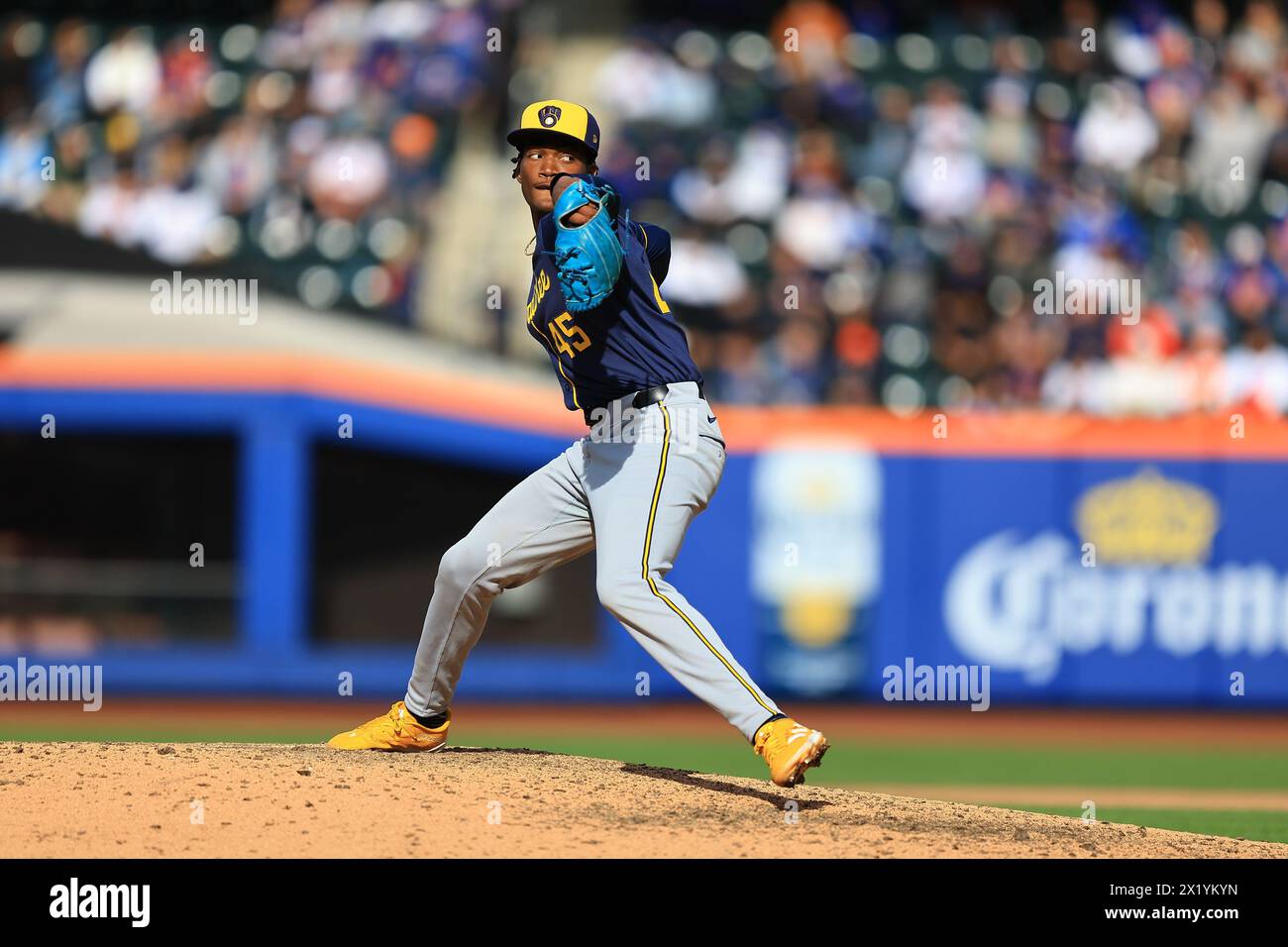 Le lanceur de secours des Milwaukee Brewers Abner Uribe #45 lance lors de la neuvième manche du match de baseball contre les mets de New York au Citi Field à New York City, New York, le samedi 30 mars 2024. (Photo : Gordon Donovan) Banque D'Images