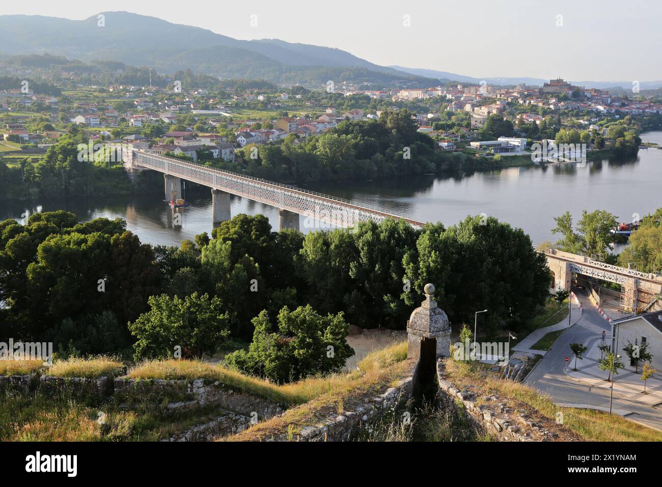 Pont sur la rivière Minho, frontière Espagne et Portugal ValenÁa do Minho, Viana do Castelo, Portugal, Tui, Pontevedra, Galice, Espagne. Banque D'Images