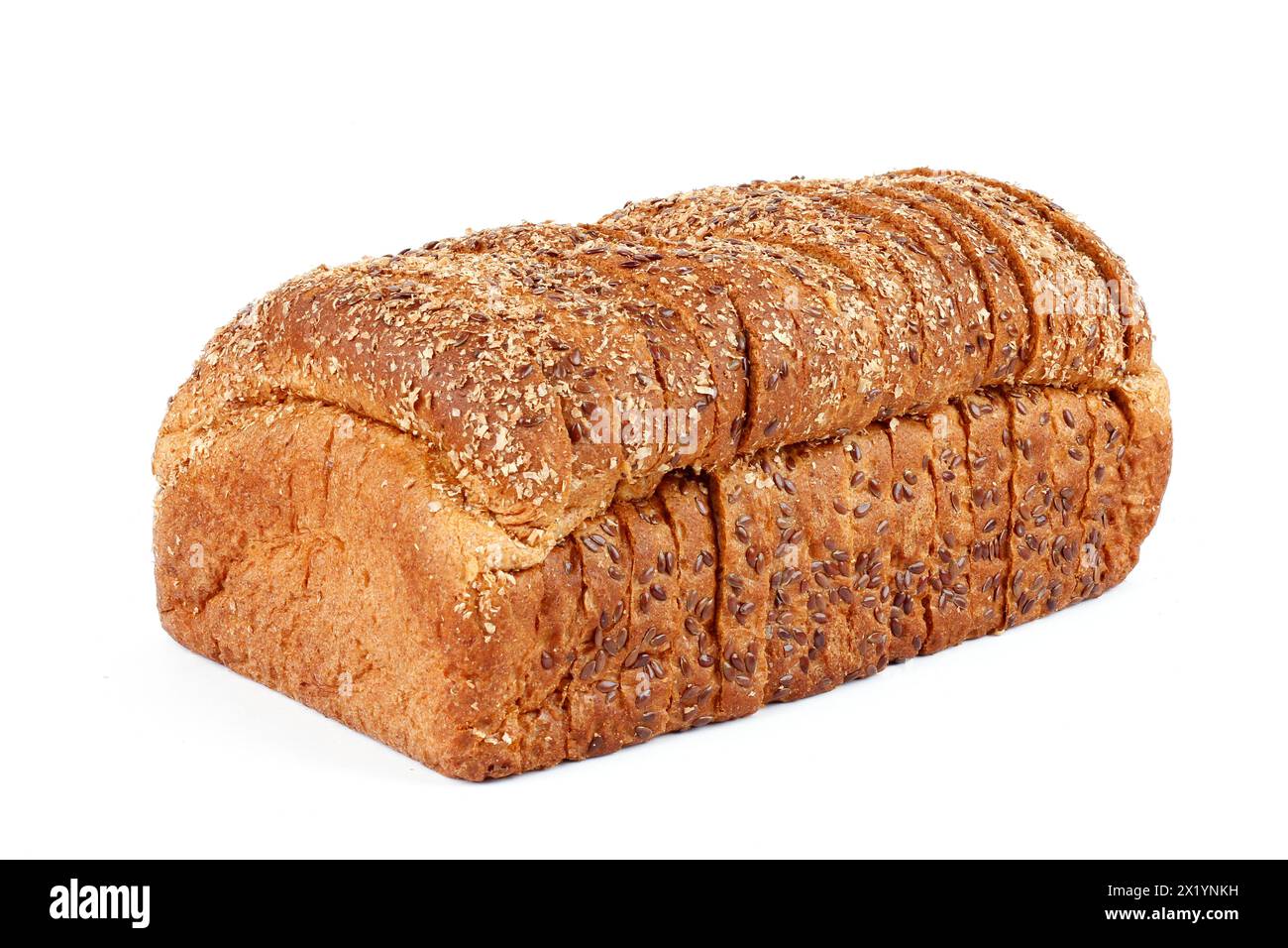 pain de blé entier avec des grains tranchés et des graines isolé sur fond blanc. vue de face Banque D'Images