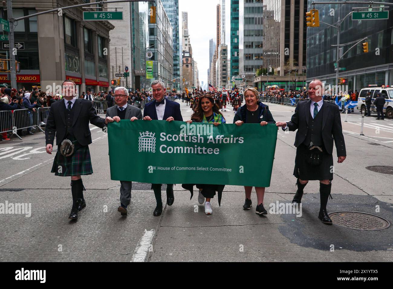 Le Scottish Affairs Committee marche dans le défilé du jour du Tartan sur la sixième Avenue à New York, New York, le samedi 6 avril 2024. Banque D'Images