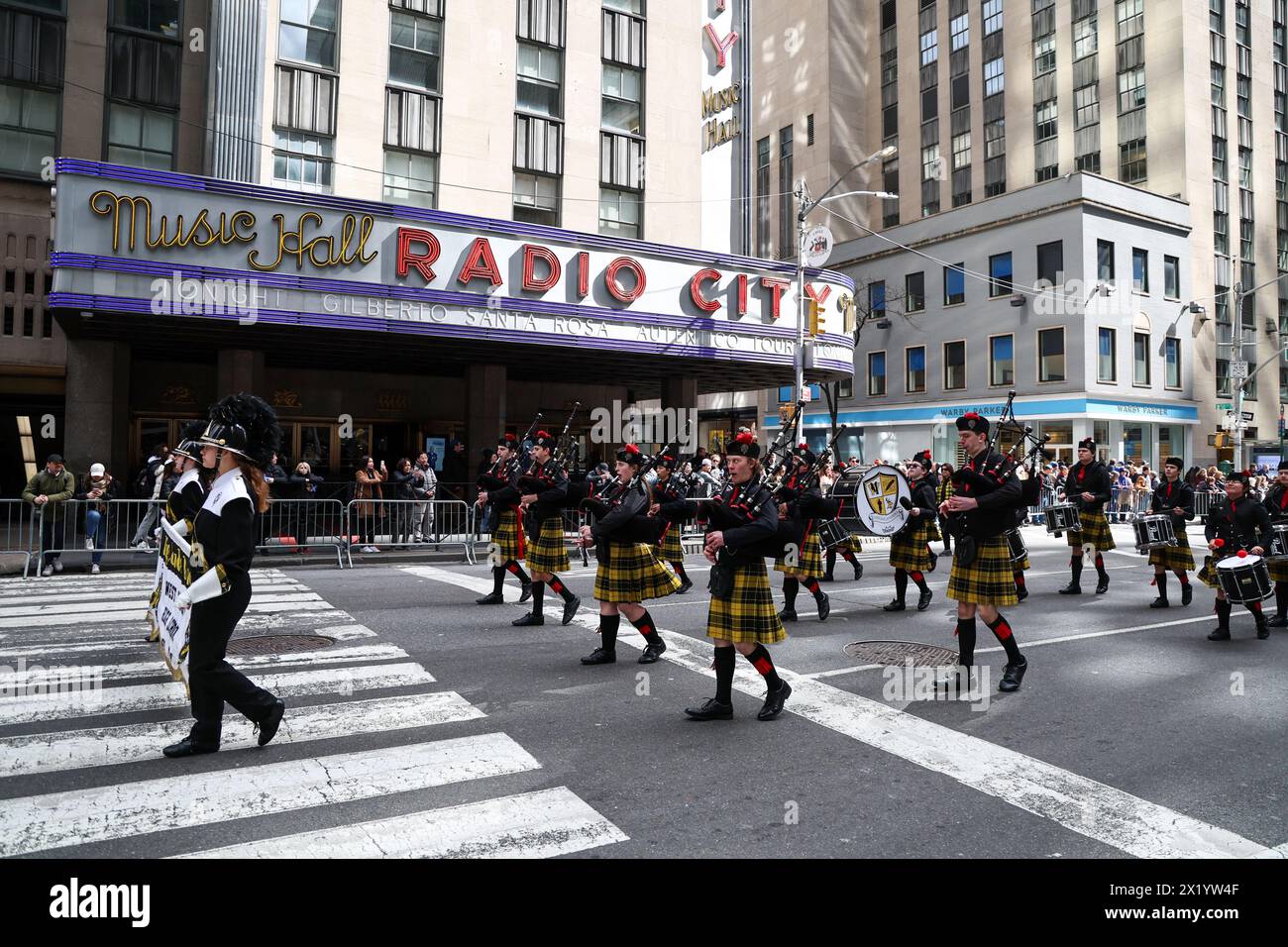 Le Highlander Band marche dans le défilé du jour du Tartan sur la sixième Avenue à New York, New York, le samedi 6 avril 2024. Chaque année à New York, Tartan W. Banque D'Images
