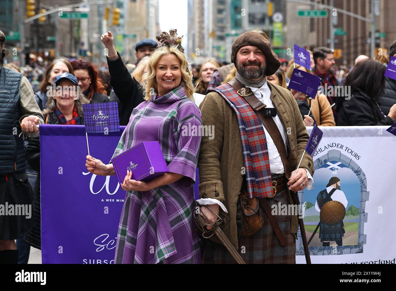 Les membres du Highlander Tourist posent pour une photo lors du défilé du jour du Tartan sur la sixième Avenue à New York, New York, le samedi 6 avril 2024. Chaque année Banque D'Images