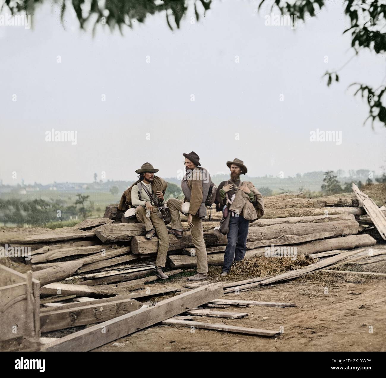 Trois prisonniers confédérés en 1863 juillet, sur Seminary Ridge, près de Gettysburg, Pennsylvanie. Par l'équipe de photographes de Mathew Brady. Excellent article avec des informations supplémentaires ici- https://www.militaryimagesmagazine-digital.com/2023/06/03/three-confederate-prisoners-at-gettysburg-exploring-the-vast-void-of-an-iconic-photograph/ Banque D'Images