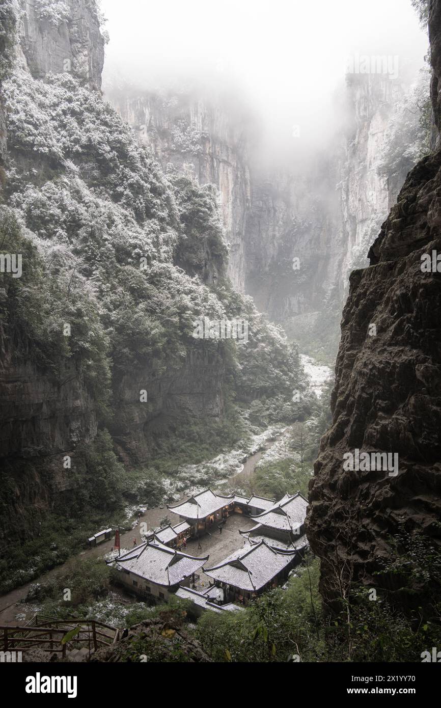 Parc national du Karst de Wulong en hiver, Chongqing, Chine. Le paysage le plus célèbre du patrimoine mondial. Banque D'Images