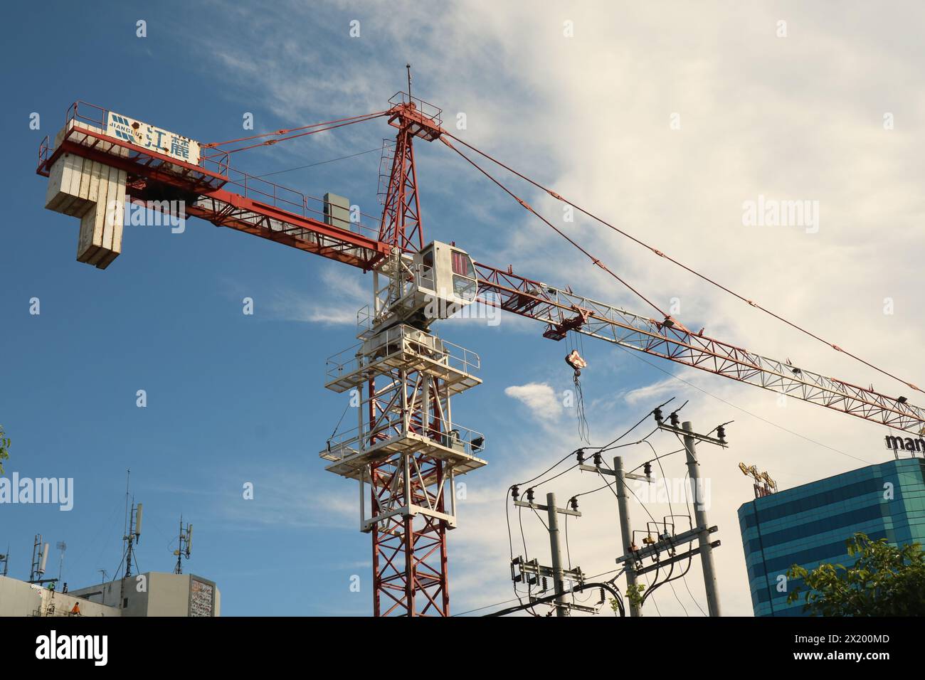 Grue de construction sur fond de ciel bleu. chantier de construction. Banque D'Images