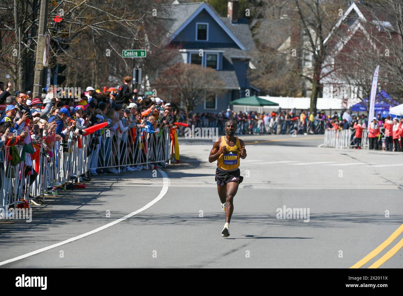 NEWTON, MA - APRIL 15: Sisay Lemma of Ethiopia runs as the lead runner of the men's division of the 128th Boston Marathon on April 15, 2024 in Newton, MA. (Photo by Erica Denhoff/Icon Sportswire) (Icon Sportswire via AP Images) Banque D'Images