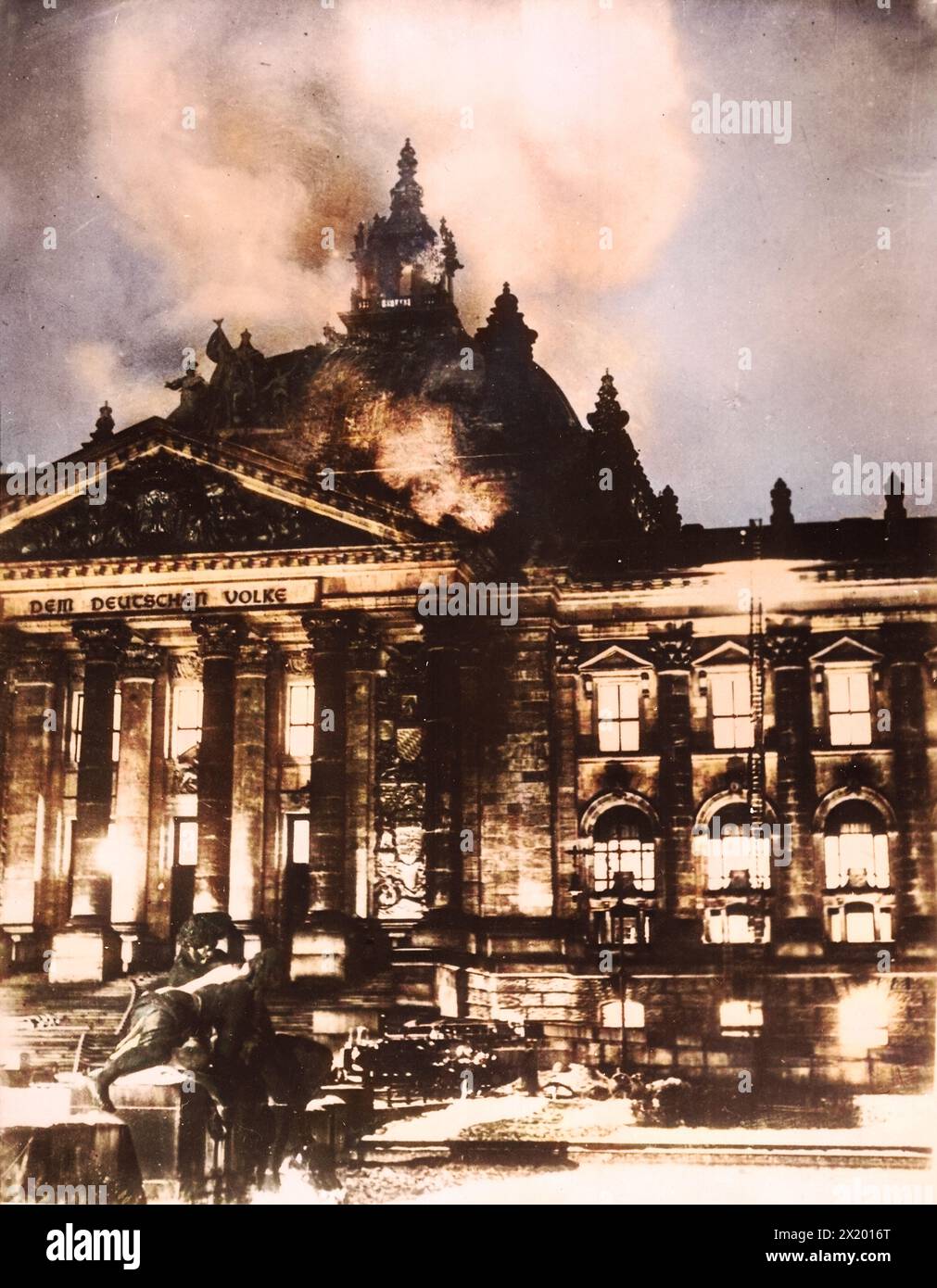Le bâtiment du Reichstag en feu le 27 février 1933, le bâtiment du Reichstag a été détruit par un incendie organisé par les nationaux-socialistes. Il a servi le gouvernement hitlérien comme prétexte à une campagne de terreur, principalement contre les communistes et autres antifascistes. Dans ce contexte, le communiste bulgare Georgi Dimitroff a été arrêté et jugé comme innocent dans le procès de l'incendie du Reichstag. Banque D'Images