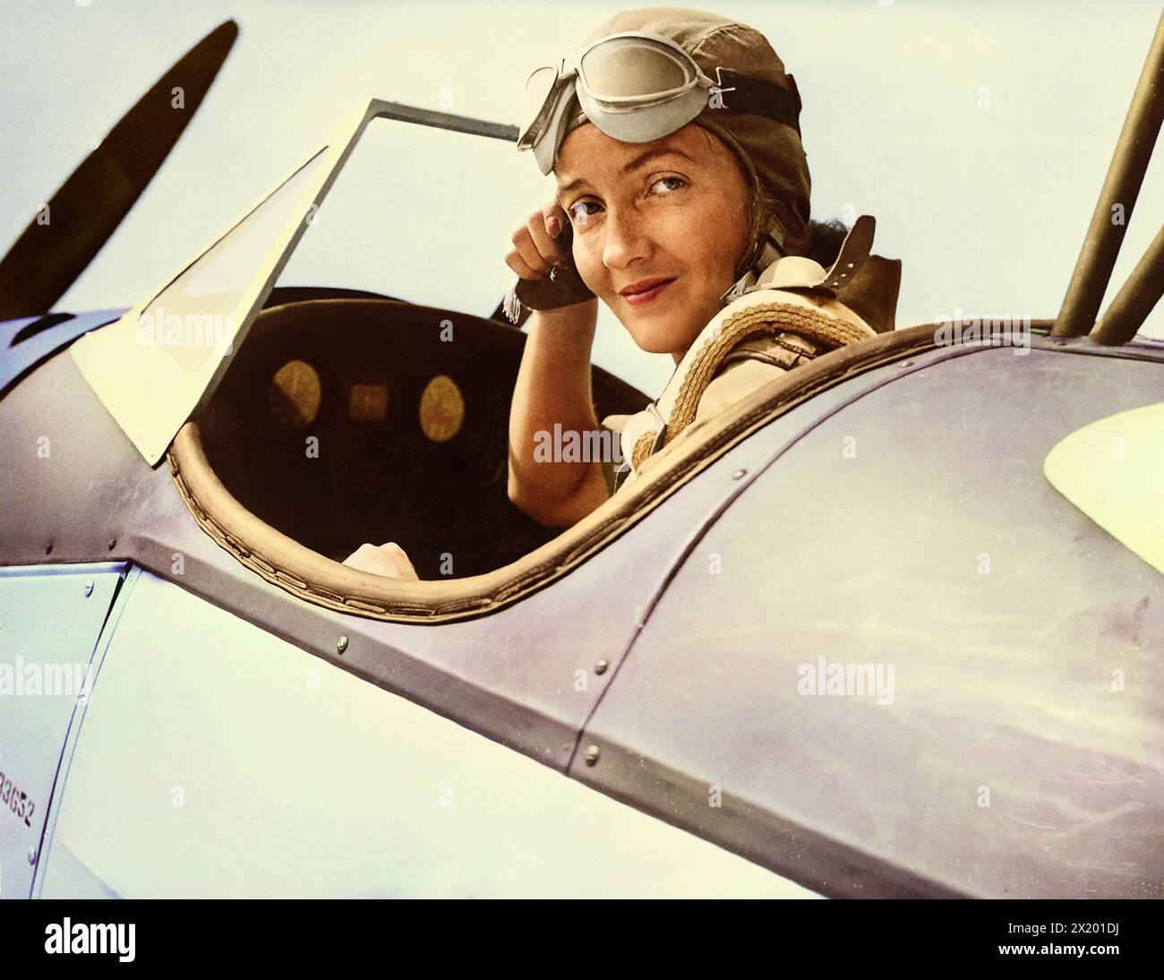 Nancy Harkness Love, 28 ans, directrice de l'escadron de ferries auxiliaires féminines des États-Unis, ajuste son casque dans le cockpit d'un Fairchild PT-19, un avion de l'armée, avant de décoller d'une base de l'est des États-Unis. Les femmes sous son commandement transporteront des avions des usines aux aéroports côtiers, d'où ils seront transportés vers les fronts de bataille outre-mer. Entre 1942 et 1945. Banque D'Images