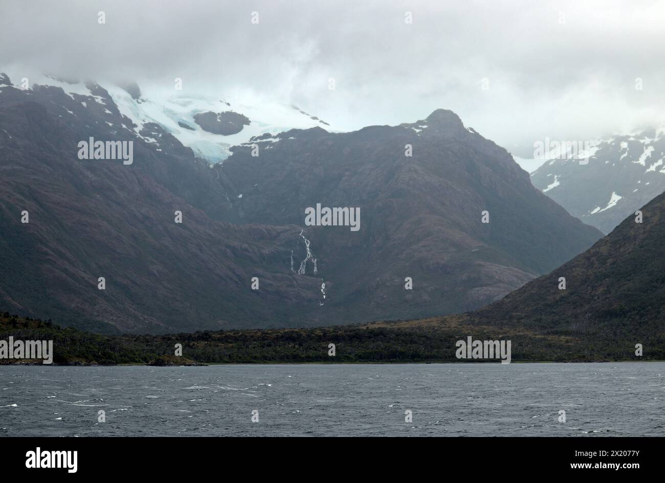 Chili ; Chili méridional ; région de Magallanes ; montagnes de la Cordillère méridionale Patagonica ; Union des canaux ; vue sur les contreforts des glaciers de Campo Banque D'Images