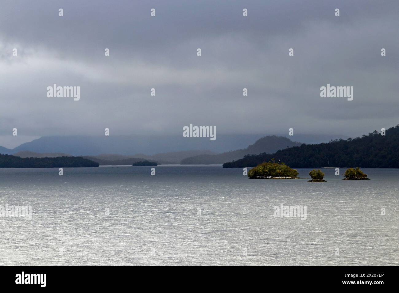 Chili ; Chili méridional ; région d'Aysen ; montagnes de la Cordillère méridionale Patagonica ; sur le ferry Navimag à travers les fjords de Patagonie ; îles en t Banque D'Images