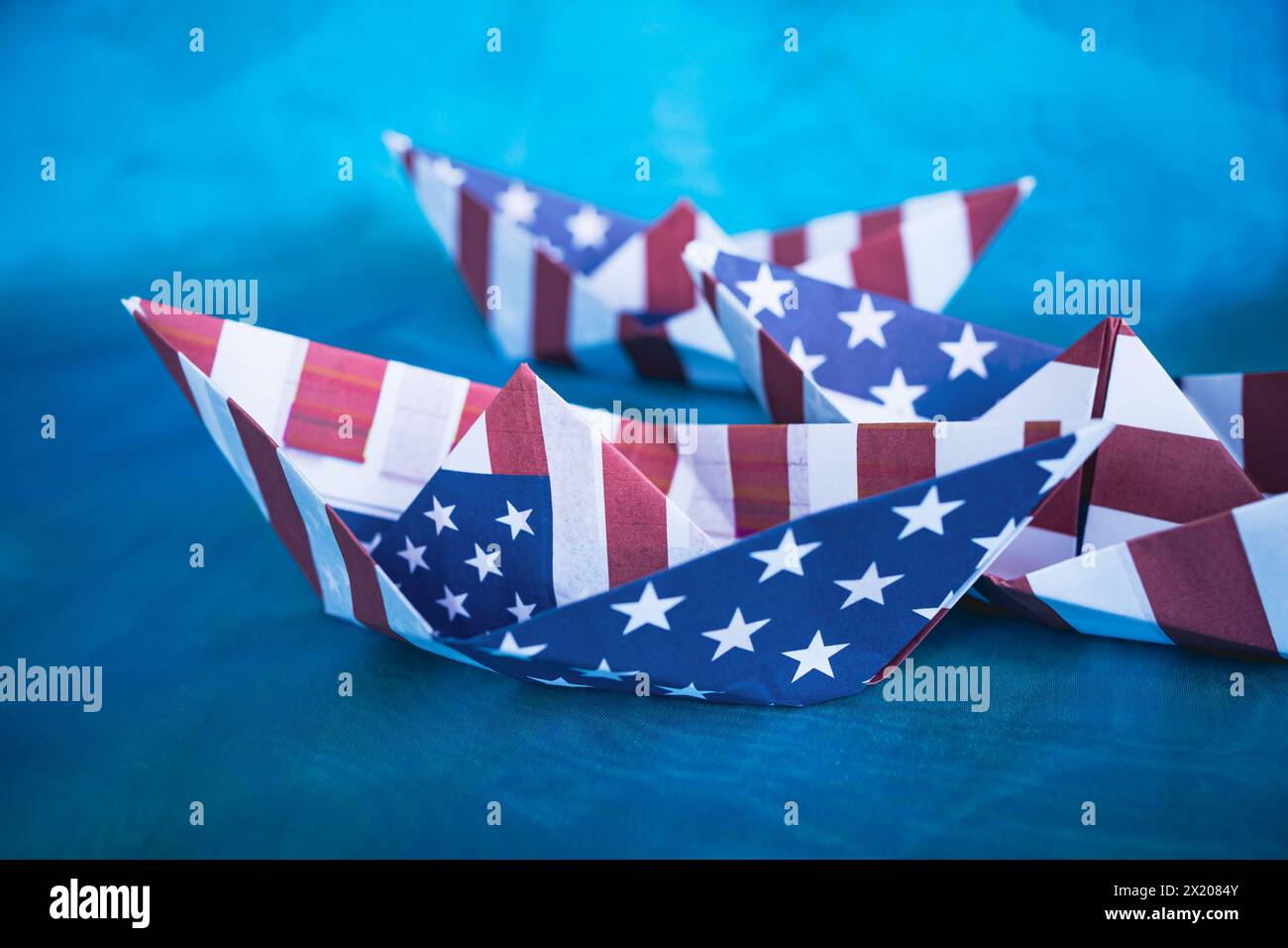 Bateau en papier avec drapeau américain sur fond bleu. Concept Columbus Day. Banque D'Images