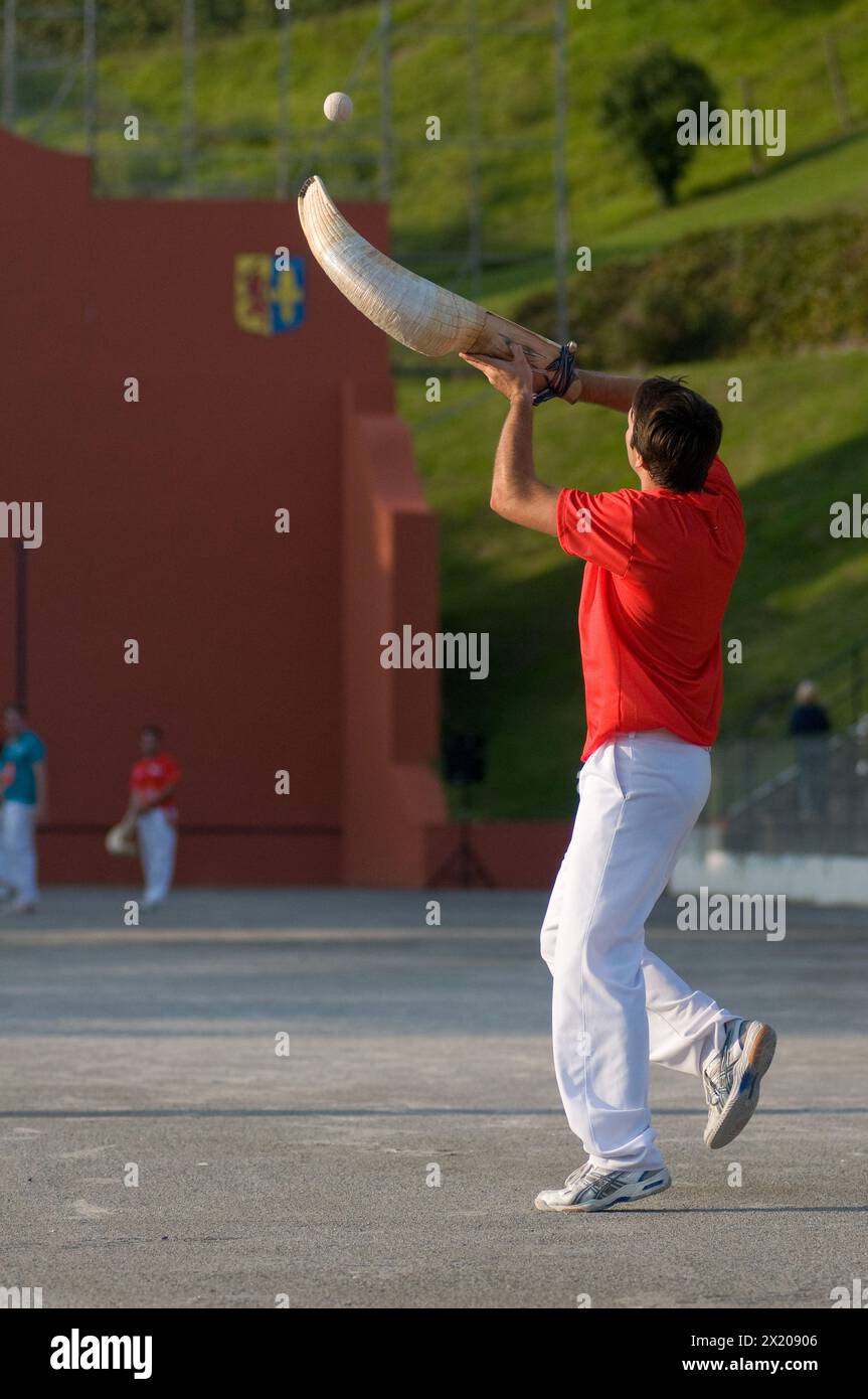 FRANCE. PYRÉNÉES ATLANTIQUES (64) PAYS BASQUE. JOUEUR DE CHISTERA (PELOTE BASQUE) Banque D'Images