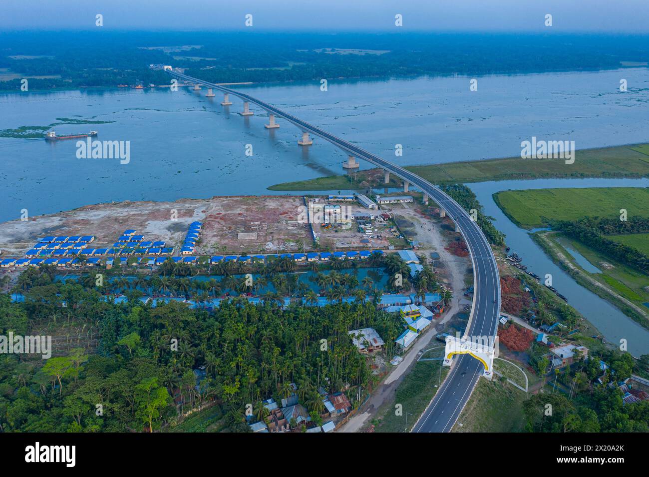 Vue aérienne du 8ème pont de l'amitié Bangladesh-Chine (pont Bekutia) au-dessus de la rivière Kacha à Pirojpur au Bangladesh. Banque D'Images