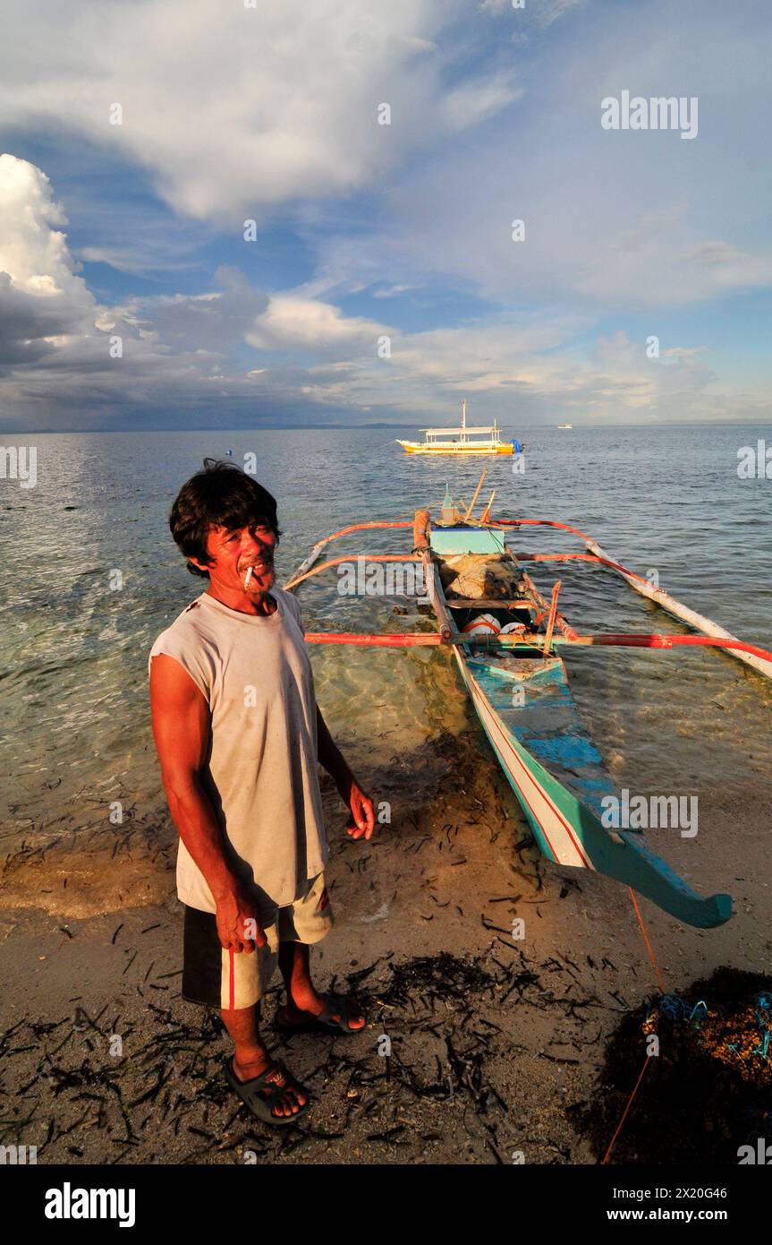 Un bateau bangka à Malapascua, Visayas centrales, Philippines. Banque D'Images