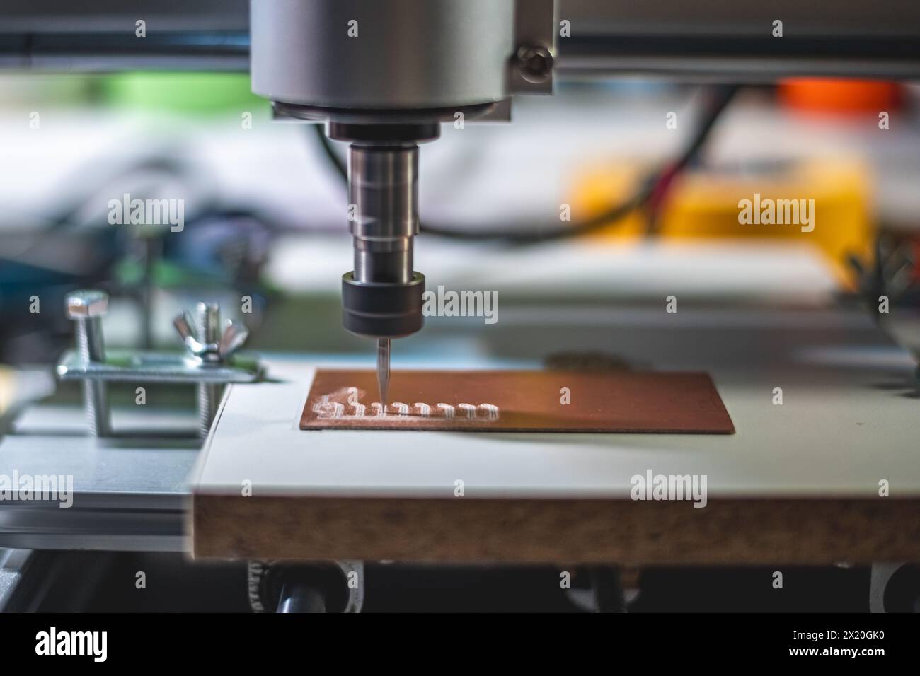Machine avec commande numérique CNC effectue le fraisage des cartes de circuits imprimés, gravure de circuit, cartes de circuit imprimé DIY PCB Banque D'Images