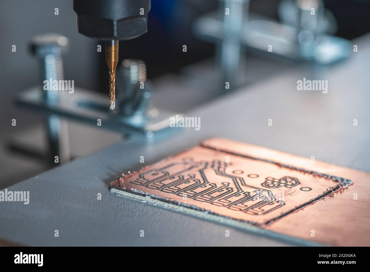 Machine avec commande numérique CNC effectue le fraisage des cartes de circuits imprimés, gravure de circuit, cartes de circuit imprimé DIY PCB Banque D'Images