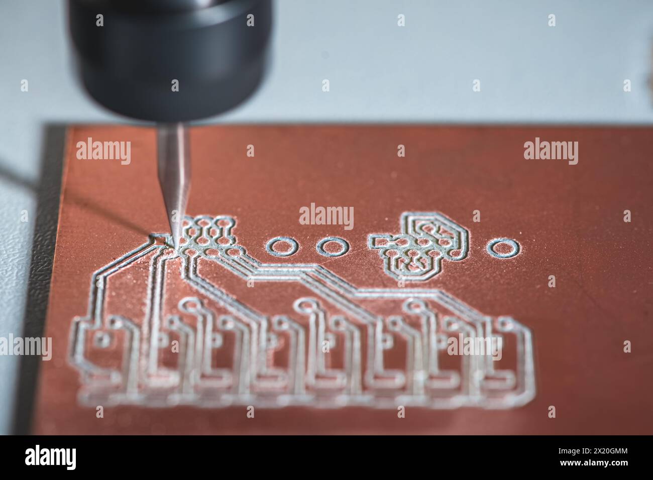 Machine avec commande numérique CNC effectue le fraisage des cartes de circuits imprimés, gravure de circuit, cartes de circuit imprimé DIY PCB Banque D'Images