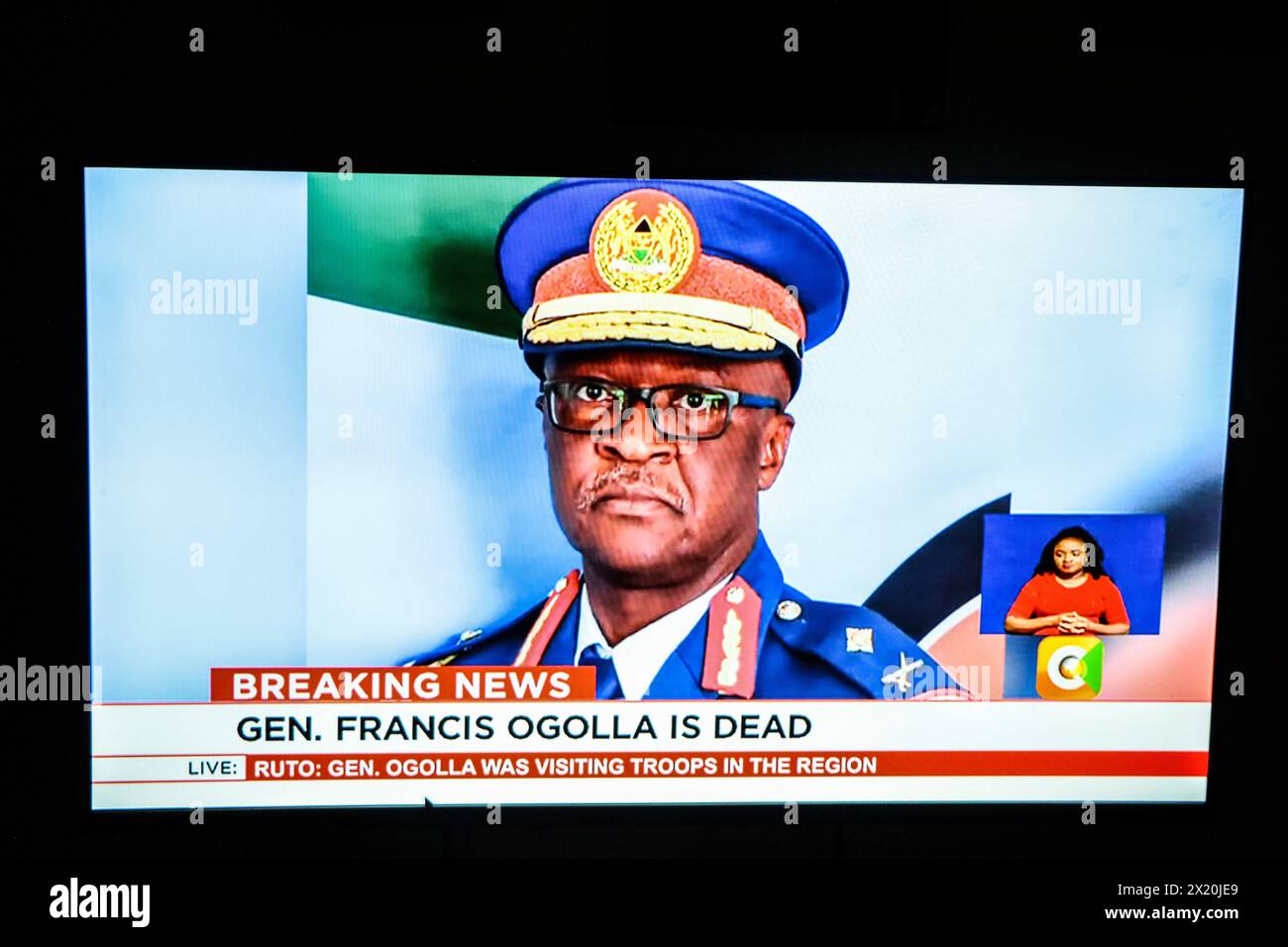 Kenya. 18 avril 2024. Capture d'écran prise sur Citizen TV au Kenya alors qu'elle annonçait la mort du chef des forces de défense, le général Francis Ogolla, qui a perdu la vie avec 9 autres personnes dans un accident d'hélicoptère militaire peu après le décollage à Elgeiyo Marakwet situé à environ 400 km au nord-ouest de Nairobi. Son corps a été transféré à Nairobi Embakasi Garrison. Le président William Ruto a déclaré trois jours de deuil national suite à l'accident, les drapeaux flotteront en Berne. Crédit : SOPA images Limited/Alamy Live News Banque D'Images