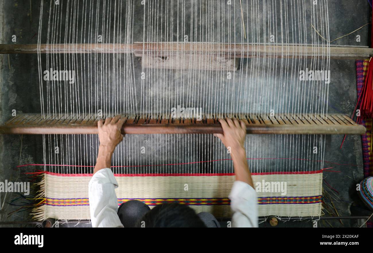 Un tisserand de tapis travaillant chez lui dans un petit village de Cẩm Kim, Hội an, Vietnam. Banque D'Images