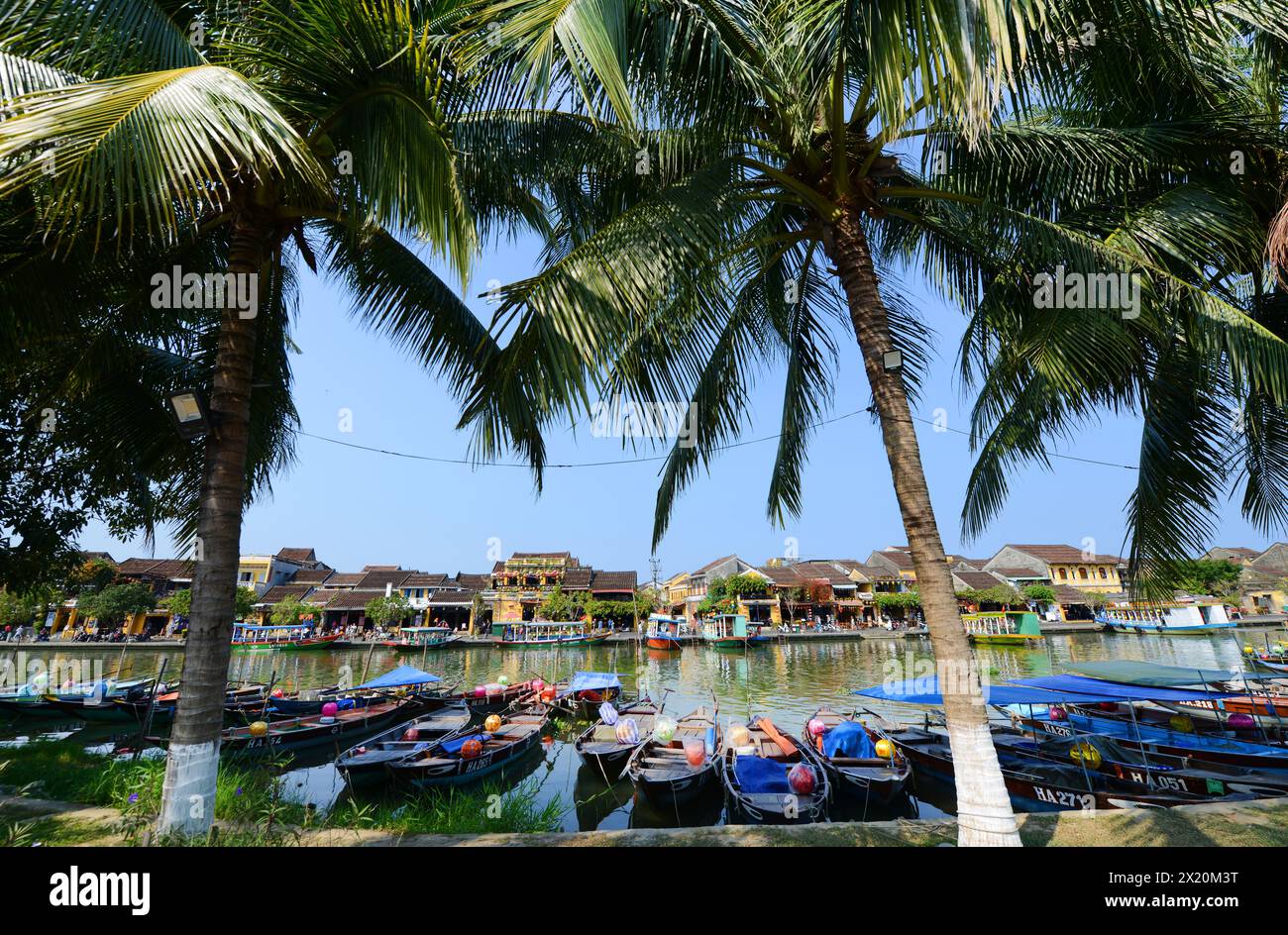 Bateaux sur la rivière Thu bon dans la vieille ville de Hoi an, Vietnam. Banque D'Images