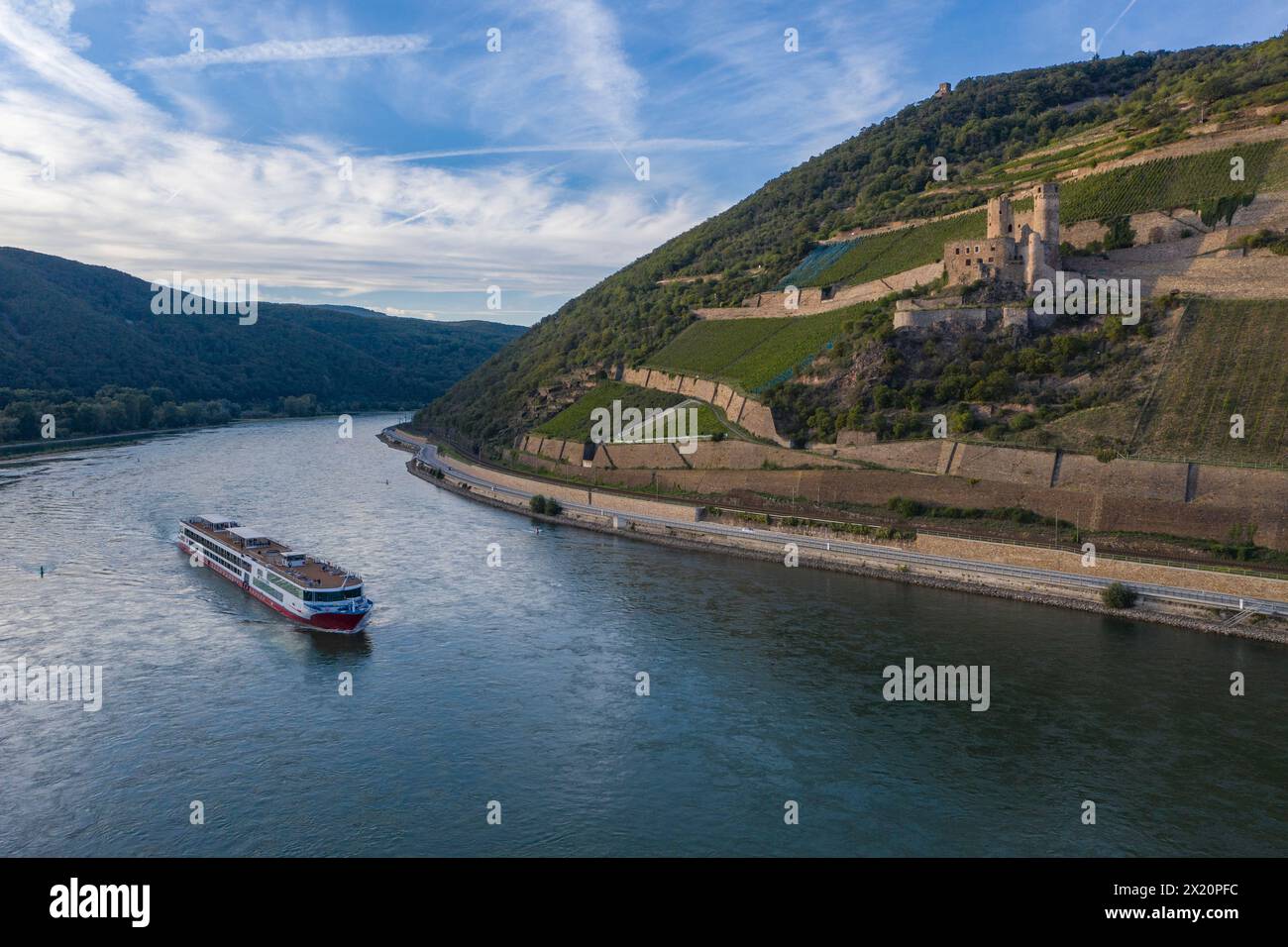 Vue aérienne du bateau de croisière Rhein Symphonie (croisières nicko) sur le Rhin avec le château d'Ehrenfels et les vignobles sur la colline, Rüdesheim am Rhein Banque D'Images