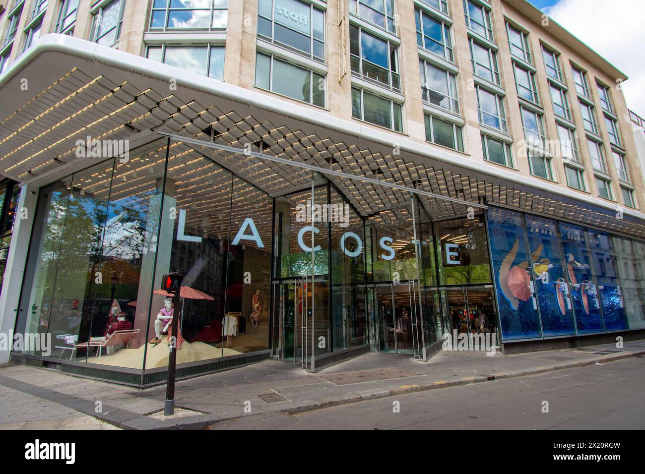 Vue extérieure du magasin phare Lacoste avenue des champs-Elysées à Paris, France. Lacoste est une entreprise française de prêt-à-porter sportive Banque D'Images