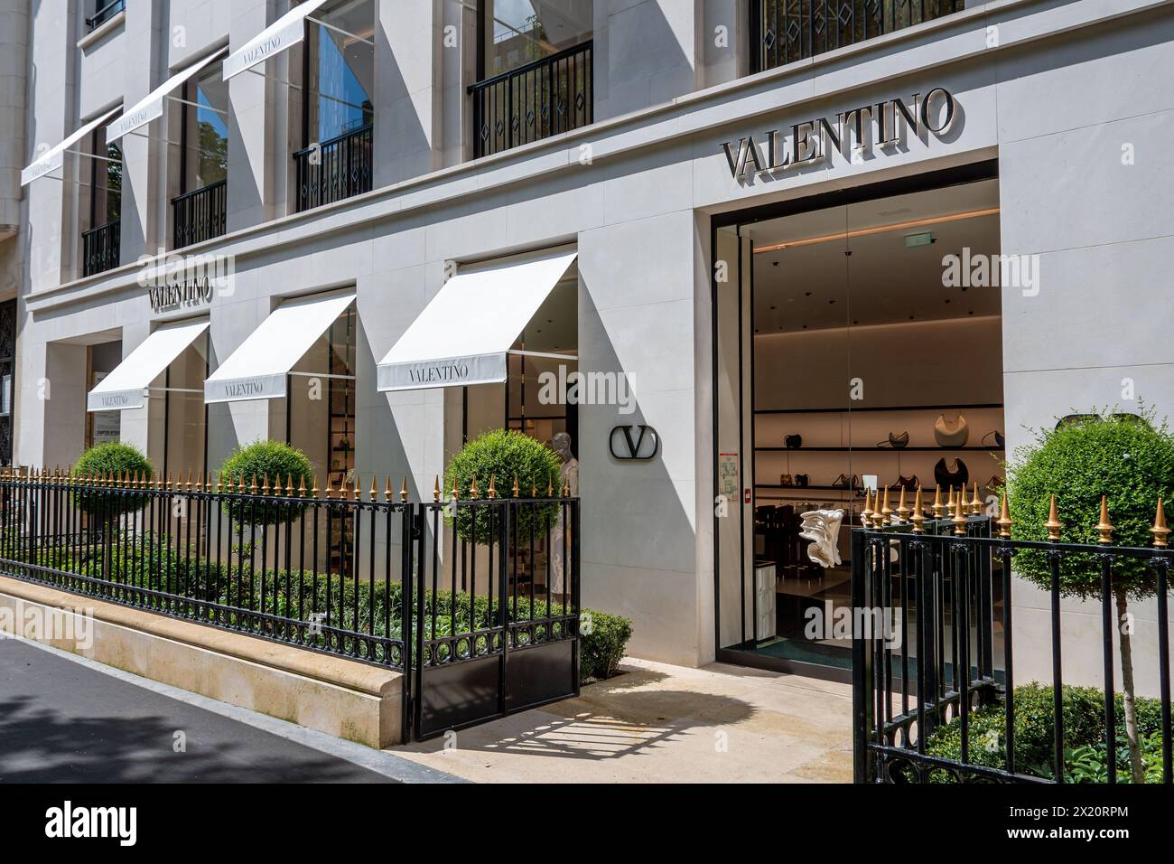 Vue extérieure d'une boutique Valentino dans le quartier des champs-Elysées, Paris, France. Valentino est une marque italienne spécialisée dans la mode et le luxe Banque D'Images