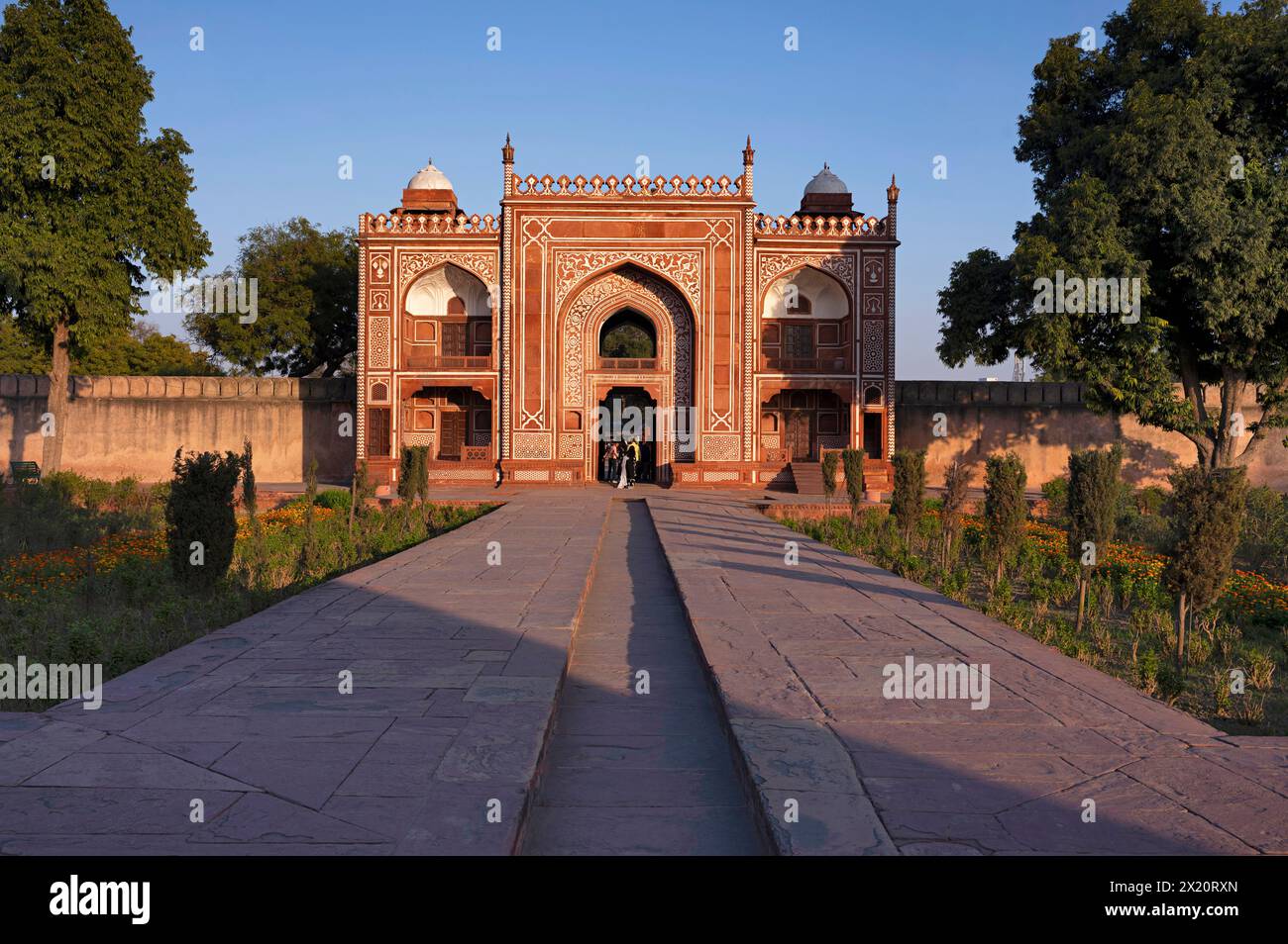 Porte est de la tombe de I'timād-ud-Daulah souvent considérée comme une ébauche du Taj Mahal, Agra, Uttar Pradesh, Inde Banque D'Images