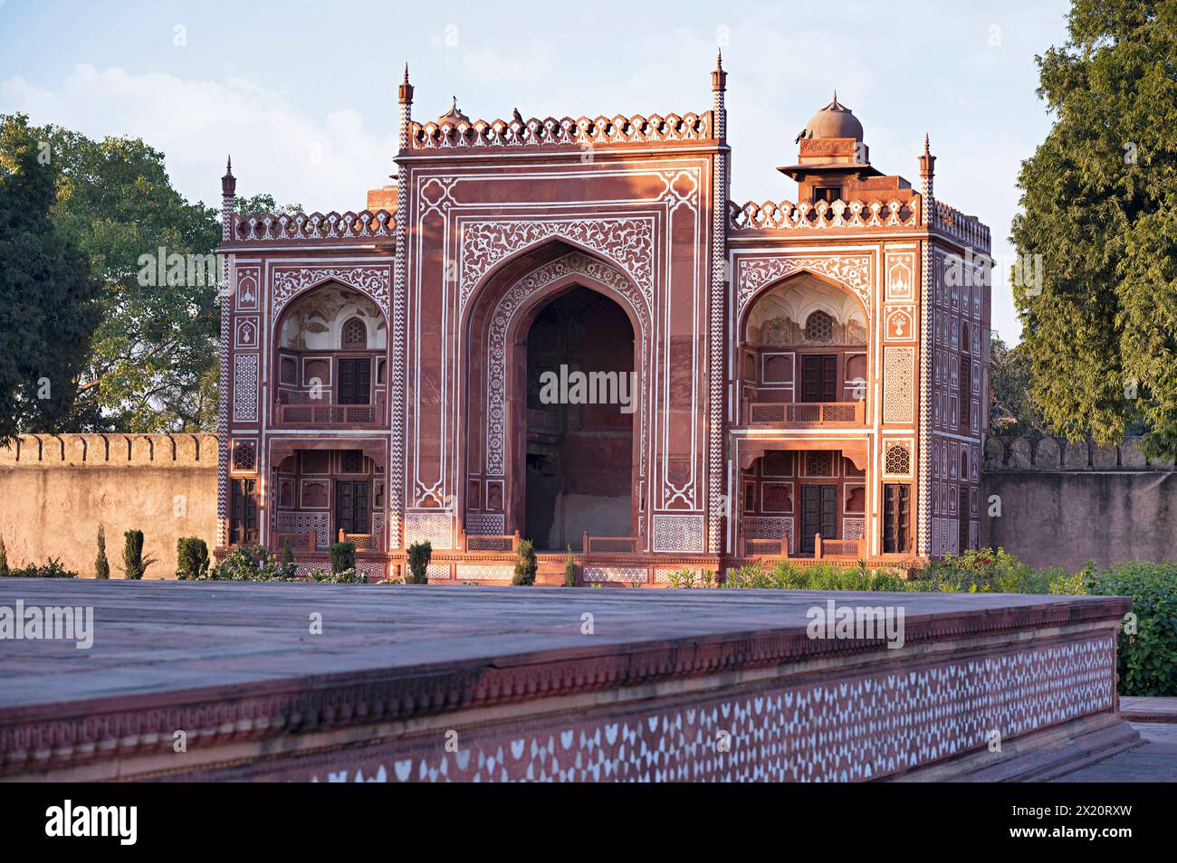 Porte nord de la tombe de I'timād-ud-Daulah, Agra, Uttar Pradesh, Inde Banque D'Images