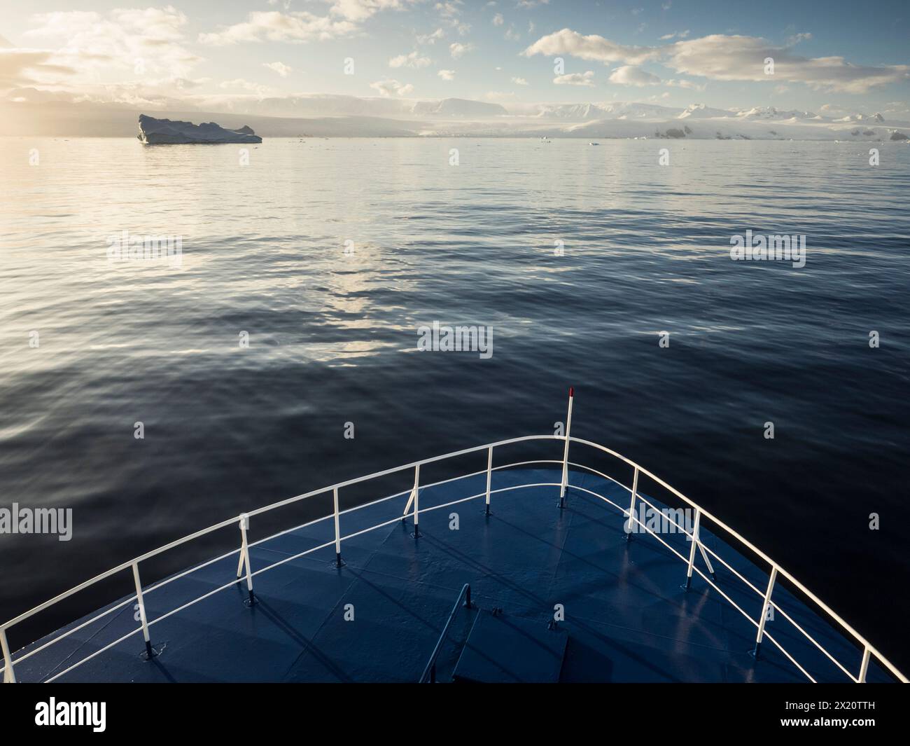 Iceberg au large de la côte Davis de la péninsule Antarctique depuis la proue d'un navire dans le détroit d'Orléans Banque D'Images