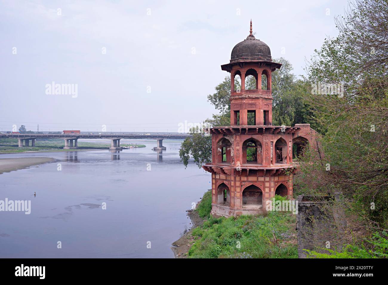 Battis Khamba (ancienne structure) près de Chini Ka Rauza, sur la rive est de la rivière Yamuna, Agra, Uttar Pradesh, Inde Banque D'Images