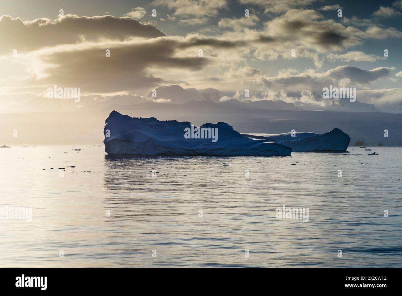 Iceberg dans le détroit d'Orléans au large de la côte Davis de la péninsule Antarctique Banque D'Images